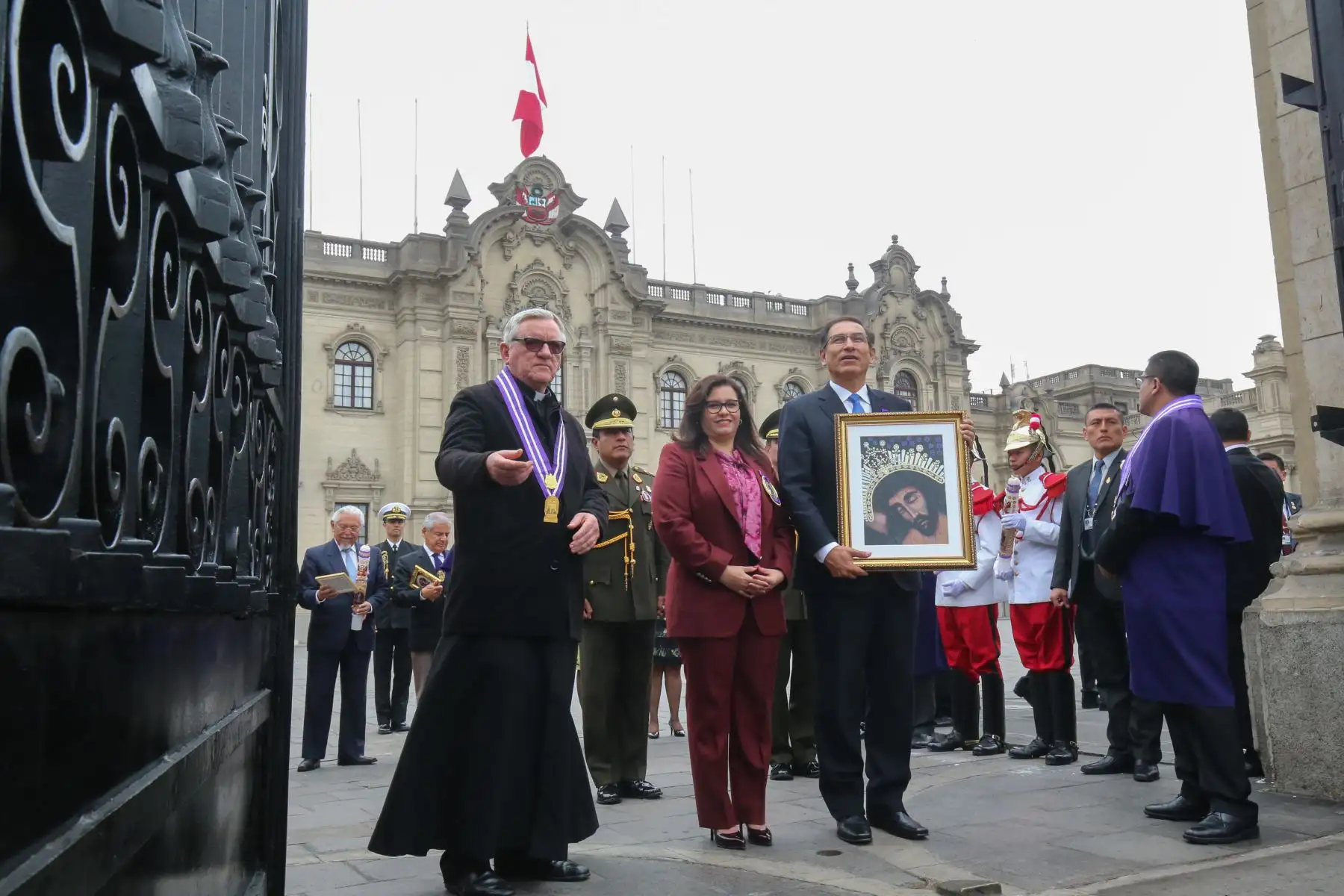 Jefe de Estado, Martín Vizcarra, rinde homenaje al señor de los Milagros a su paso por Palacio de Gobierno. Foto: ANDINA/Andrés Valle/Presidencia