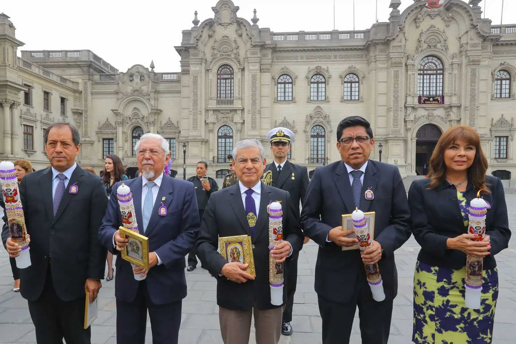 Jefe de Estado, Martín Vizcarra, rinde homenaje al señor de los Milagros a su paso por Palacio de Gobierno. Foto: ANDINA/Andrés Valle/Presidencia