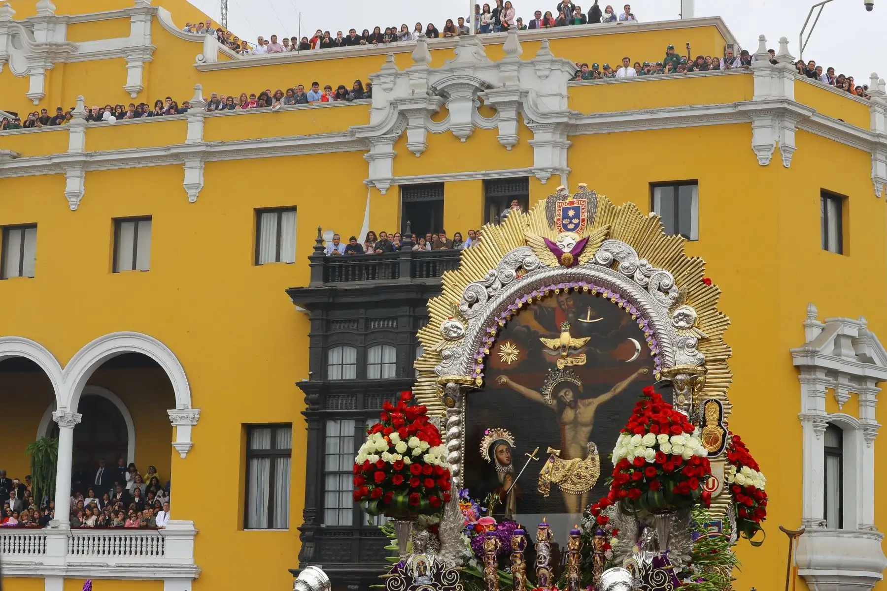 Jefe de Estado, Martín Vizcarra, rinde homenaje al señor de los Milagros a su paso por Palacio de Gobierno. Foto: ANDINA/Andrés Valle/Presidencia