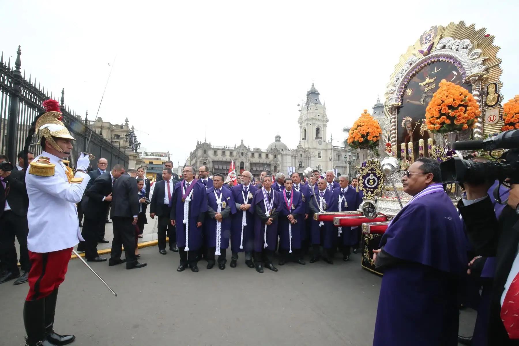 Jefe de Estado, Martín Vizcarra, rinde homenaje al señor de los Milagros a su paso por Palacio de Gobierno. Foto: ANDINA/Andrés Valle/Presidencia