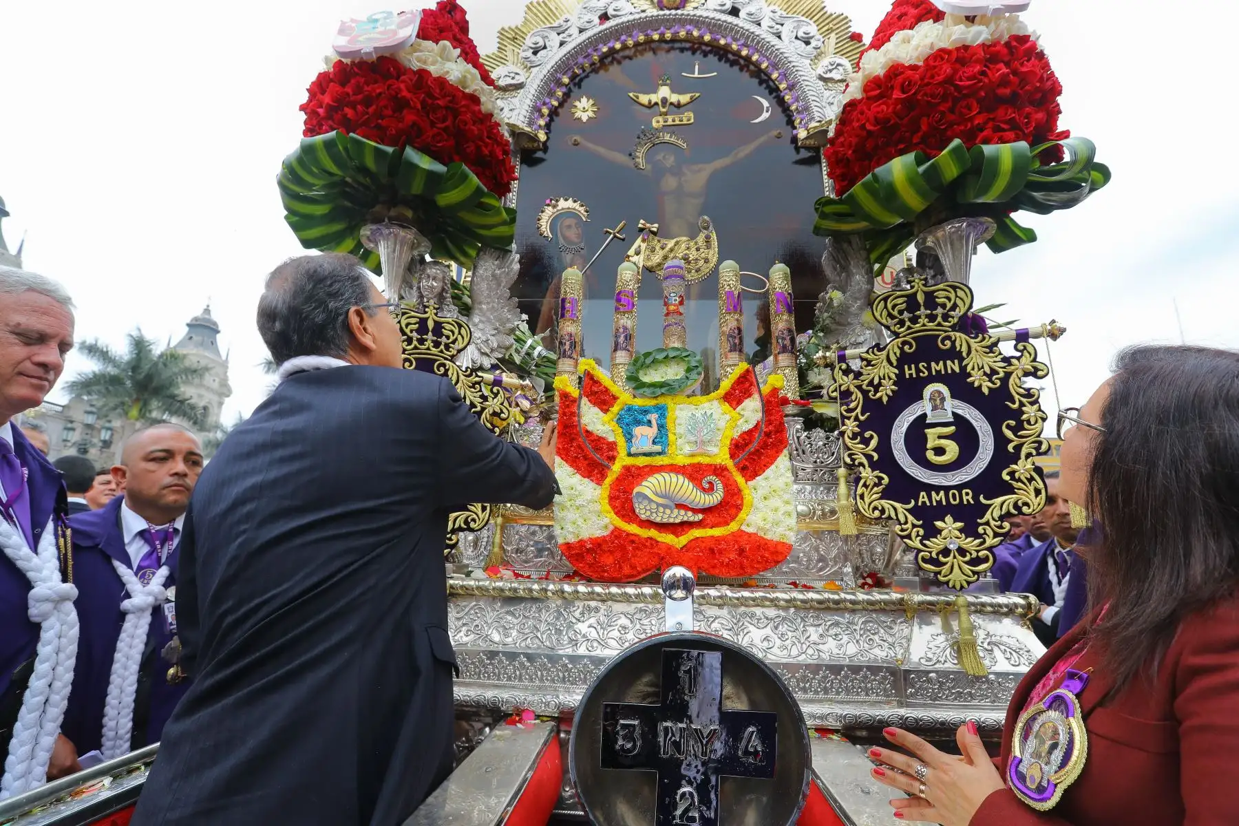 Jefe de Estado, Martín Vizcarra, rinde homenaje al señor de los Milagros a su paso por Palacio de Gobierno. Foto: ANDINA/Andrés Valle/Presidencia