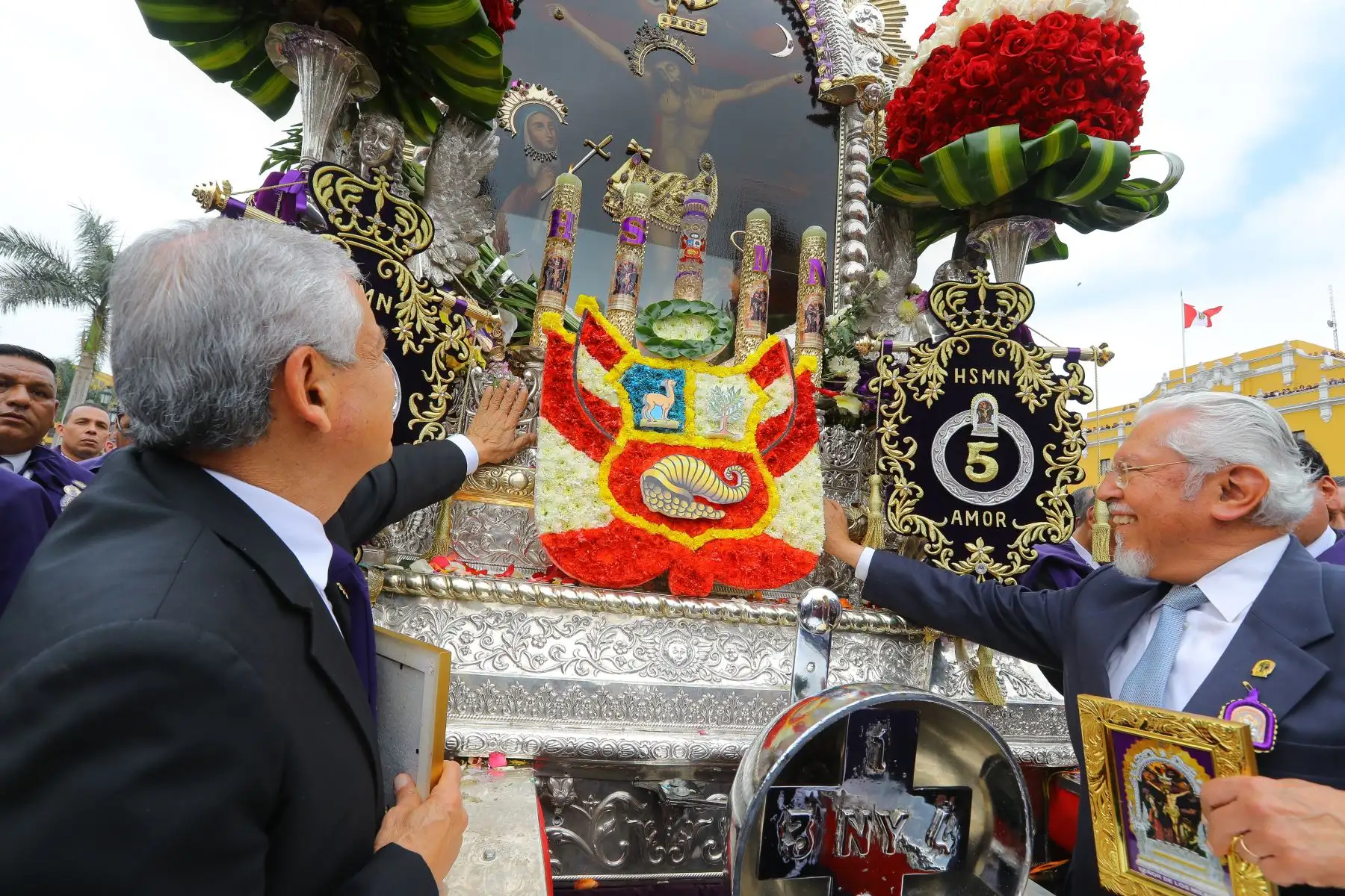Jefe de Estado, Martín Vizcarra, rinde homenaje al señor de los Milagros a su paso por Palacio de Gobierno. Foto: ANDINA/Andrés Valle/Presidencia