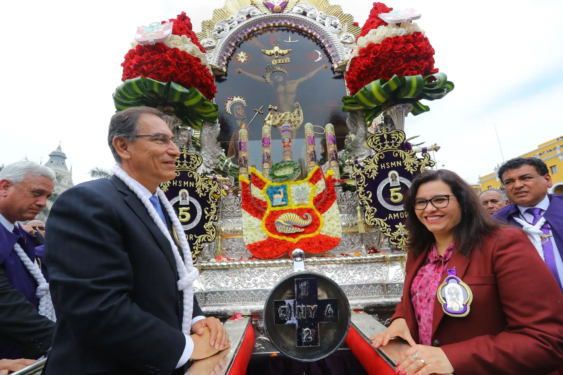 Jefe de Estado, Martín Vizcarra, rinde homenaje al señor de los Milagros a su paso por Palacio de Gobierno. Foto: ANDINA/Andrés Valle/Presidencia