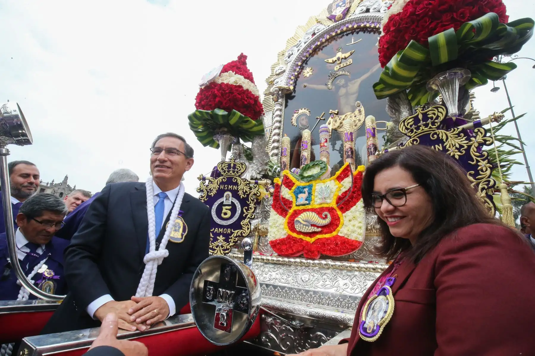 Jefe de Estado, Martín Vizcarra, rinde homenaje al señor de los Milagros a su paso por Palacio de Gobierno. Foto: ANDINA/Andrés Valle/Presidencia