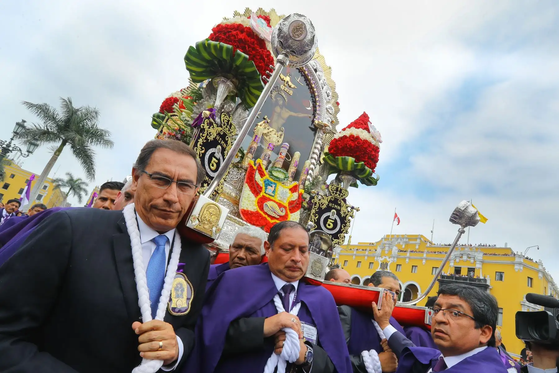 Jefe de Estado, Martín Vizcarra, rinde homenaje al señor de los Milagros a su paso por Palacio de Gobierno. Foto: ANDINA/Andrés Valle/Presidencia
