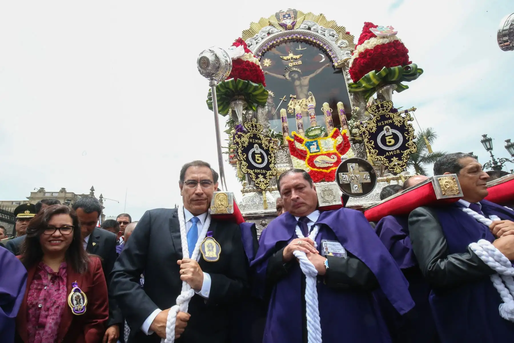 Jefe de Estado, Martín Vizcarra, rinde homenaje al señor de los Milagros a su paso por Palacio de Gobierno. Foto: ANDINA/Andrés Valle/Presidencia