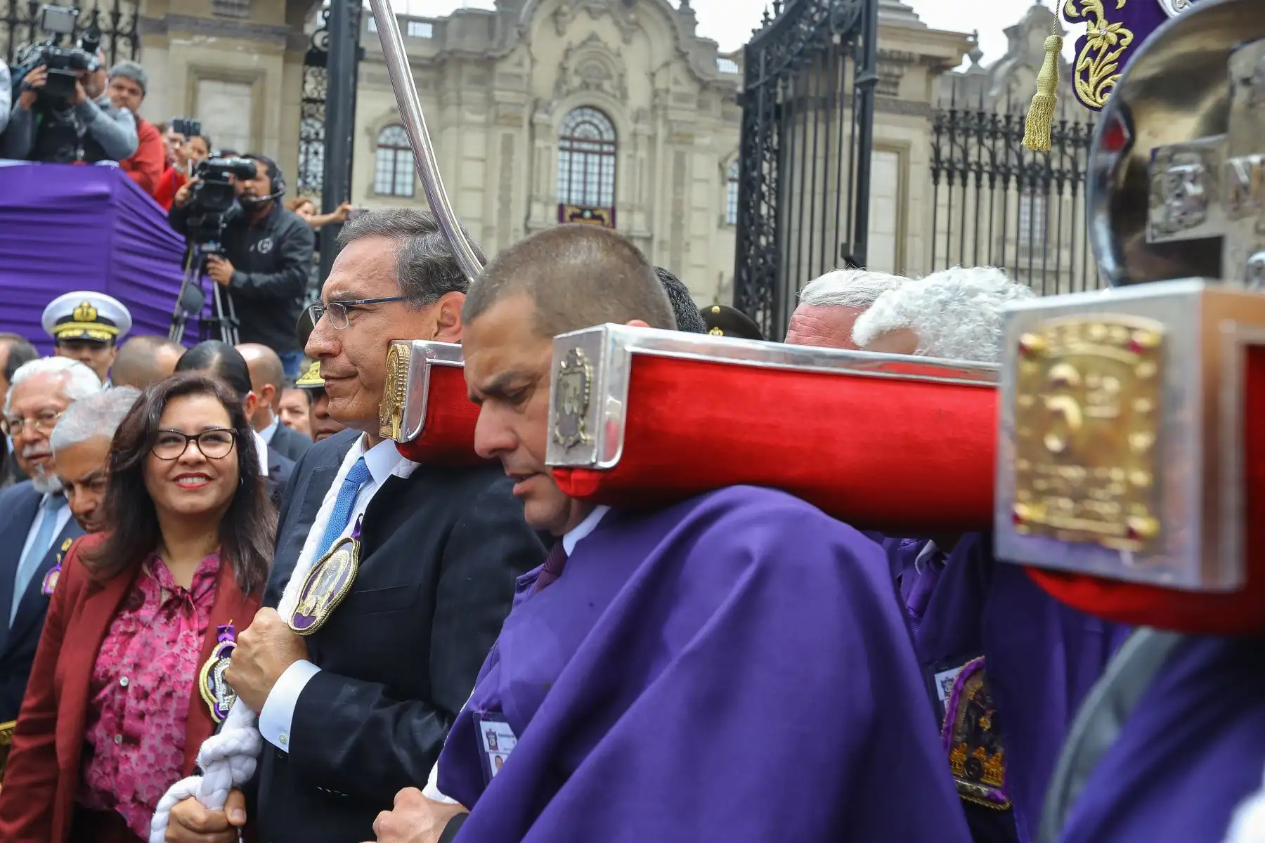 Jefe de Estado, Martín Vizcarra, rinde homenaje al señor de los Milagros a su paso por Palacio de Gobierno. Foto: ANDINA/Andrés Valle/Presidencia