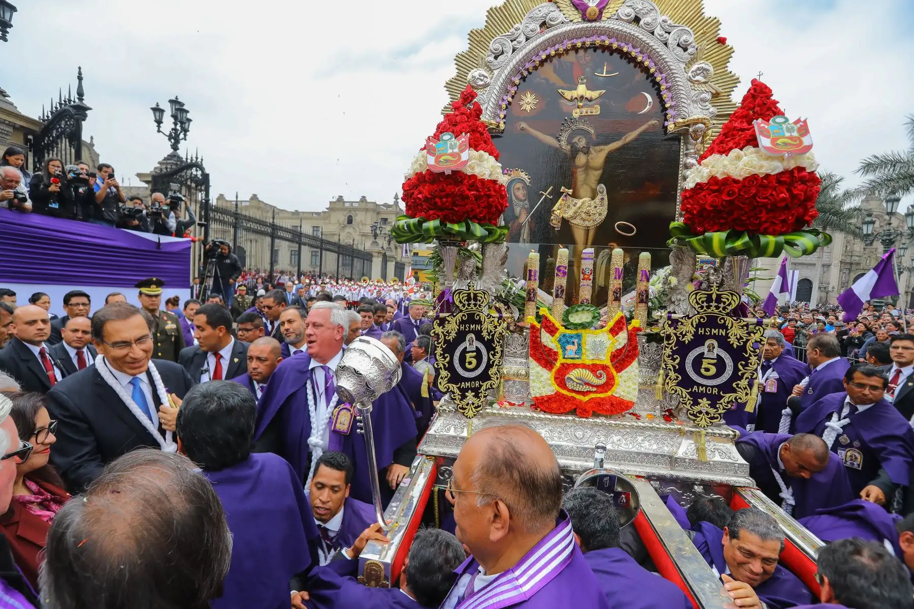 Jefe de Estado, Martín Vizcarra, rinde homenaje al señor de los Milagros a su paso por Palacio de Gobierno. Foto: ANDINA/Andrés Valle/Presidencia