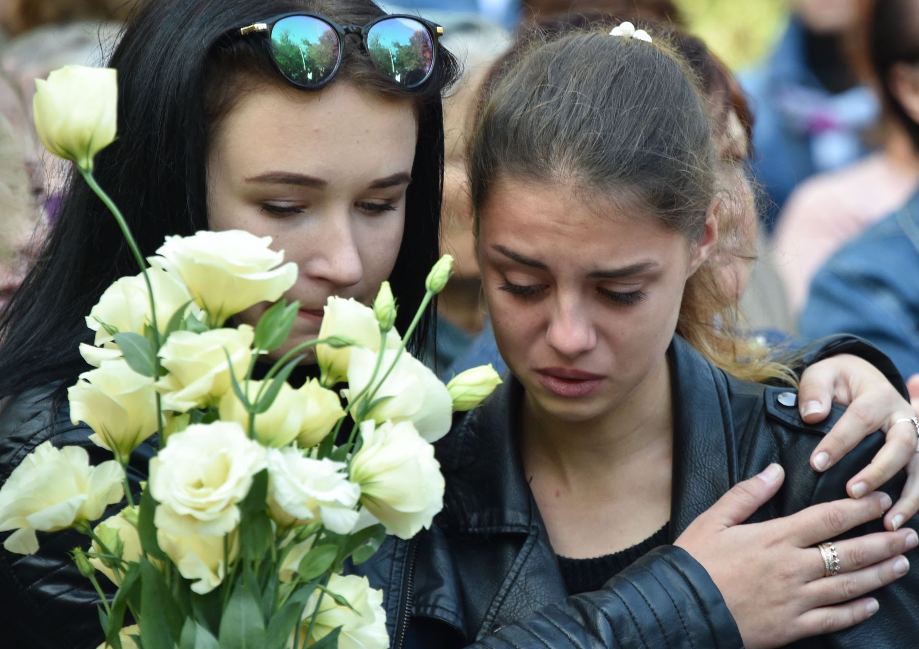 Dos niñas asisten a un servicio religioso para las víctimas de un ataque al instituto técnico en Kerch, Crimea Foto: AFP