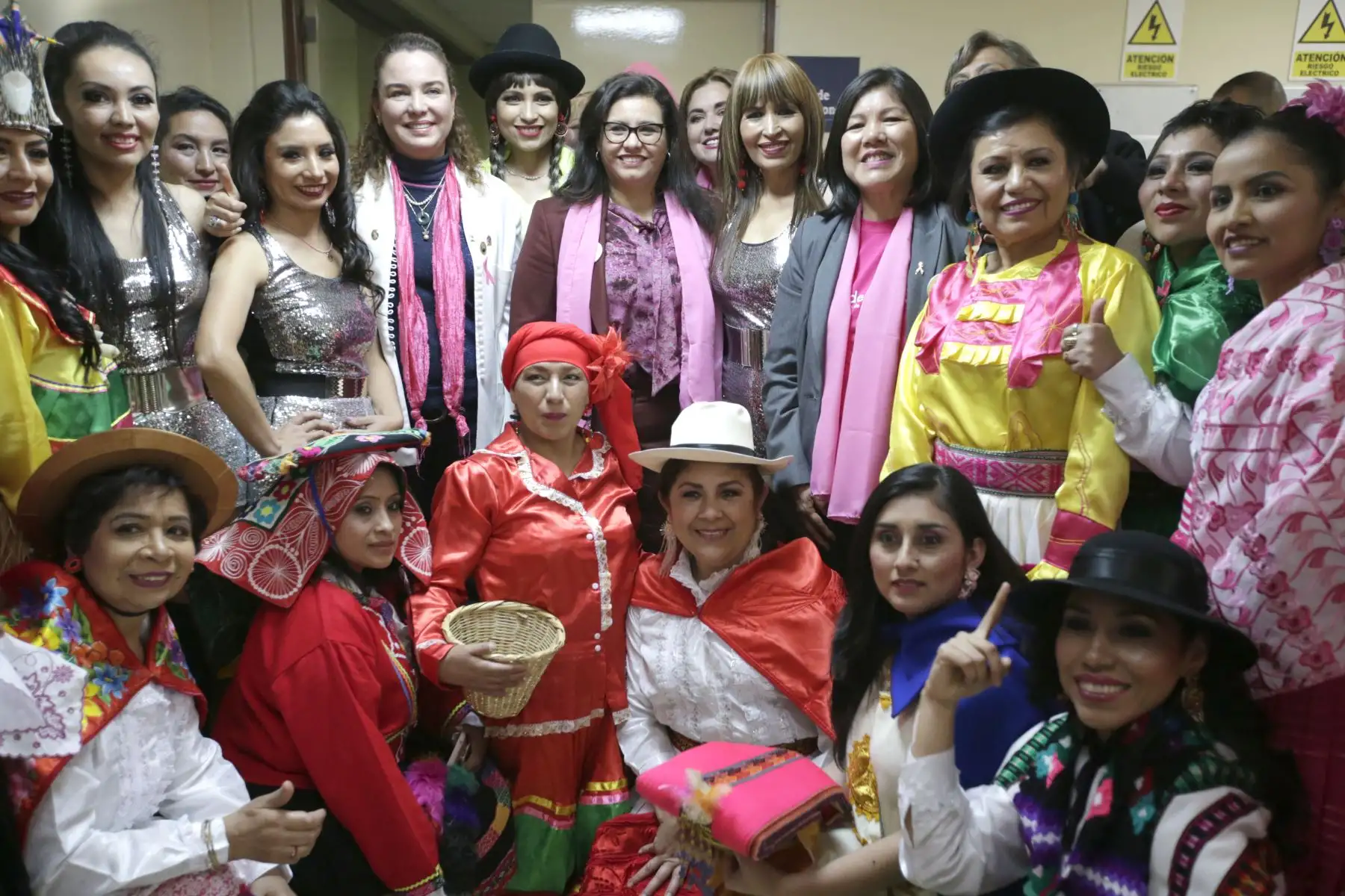 Primera Dama, Maribel Díaz comparte con las integrantes del club de la mama, quienes luchan contra el cáncer. Foto: ANDINA/Melina Mejía