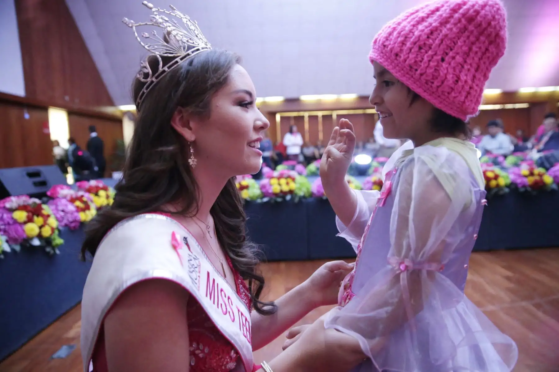 Miss Team 2018 conversa con una pequeña paciente del INEN durante el desfile "Siempre Bellas". Foto: ANDINA/Melina Mejía