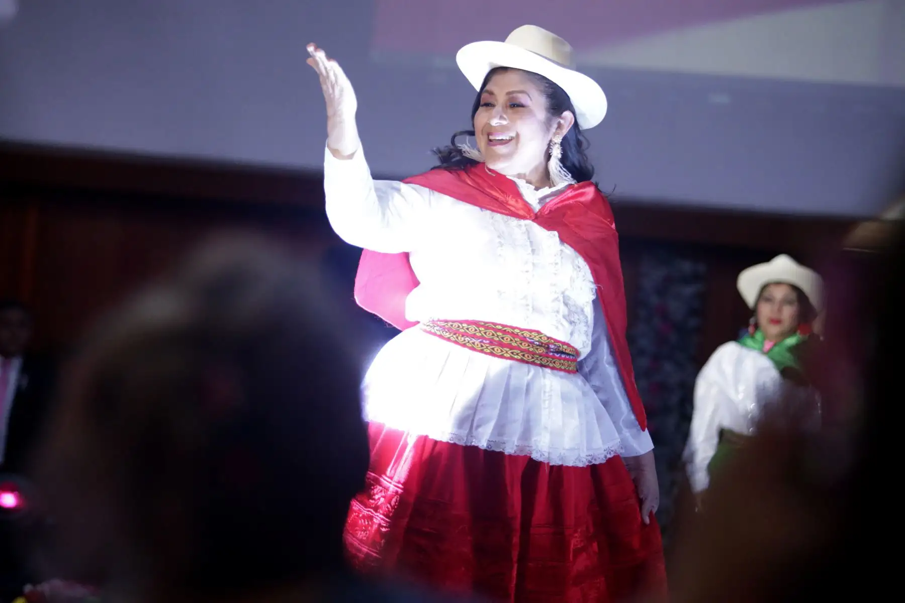 Durante el desfile las integrantes del Club de la mama también lucieron trajes típicos. Foto: ANDINA/Melina Mejía