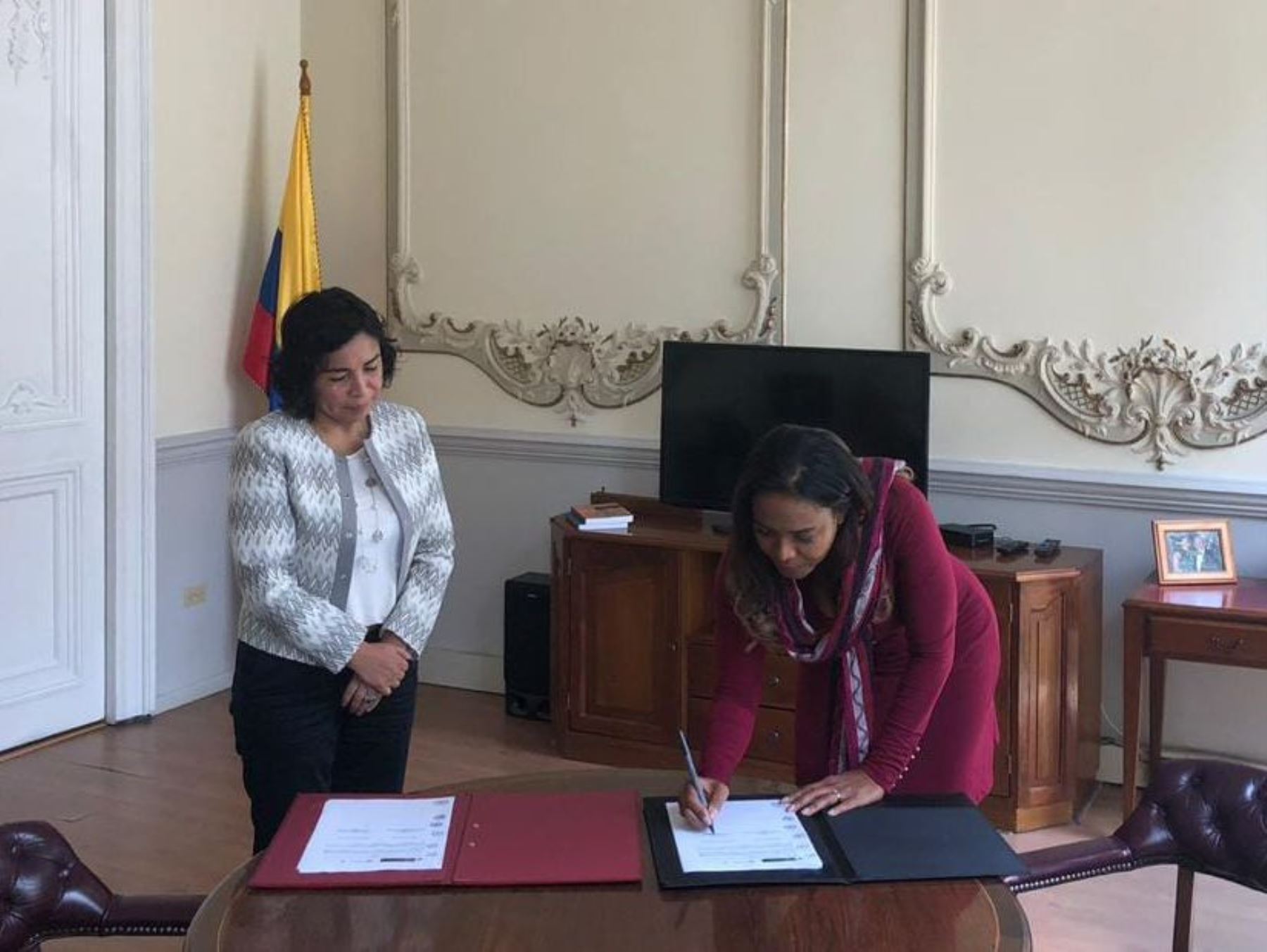 Ministra Patricia Balbuena suscribe acuerdos en Colombia