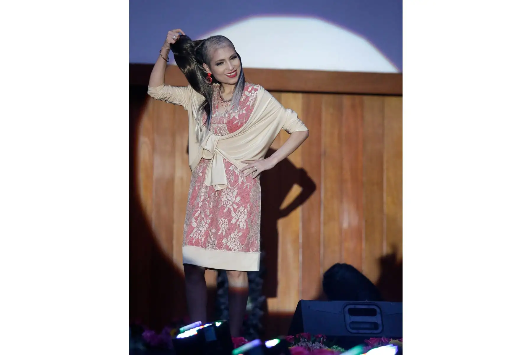 Maribel Rondón se quita la peluca antes de iniciar su paso por la pasarela, durante el desfile "Siempre Bellas" organizado por el INEN . Foto: ANDINA/Melina Mejía