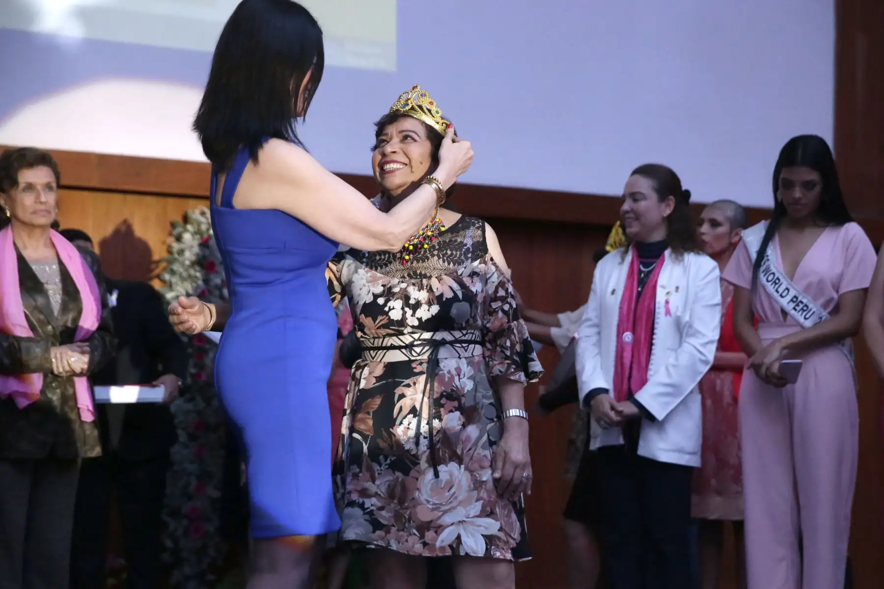 Durante las celebraciones de la XVI Semana Perú contra el cáncer, coronaron de manera simbólica a mujeres que luchan con esta enfermedad. Foto: ANDINA/Melina Mejía