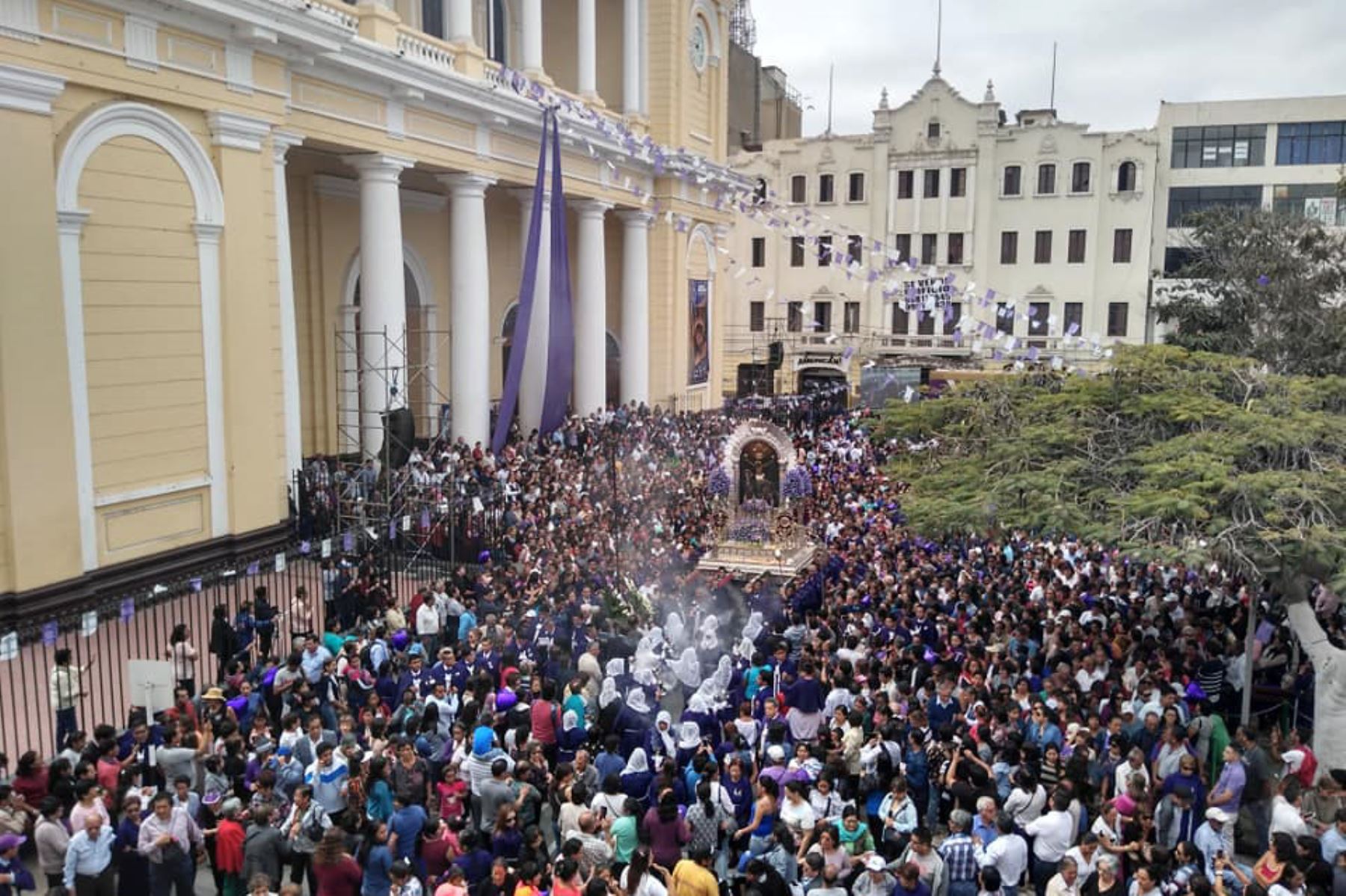 Miles de fieles acompañan la imagen del Señor de los Milagros por las principales calles de la ciudad de Chiclayo.