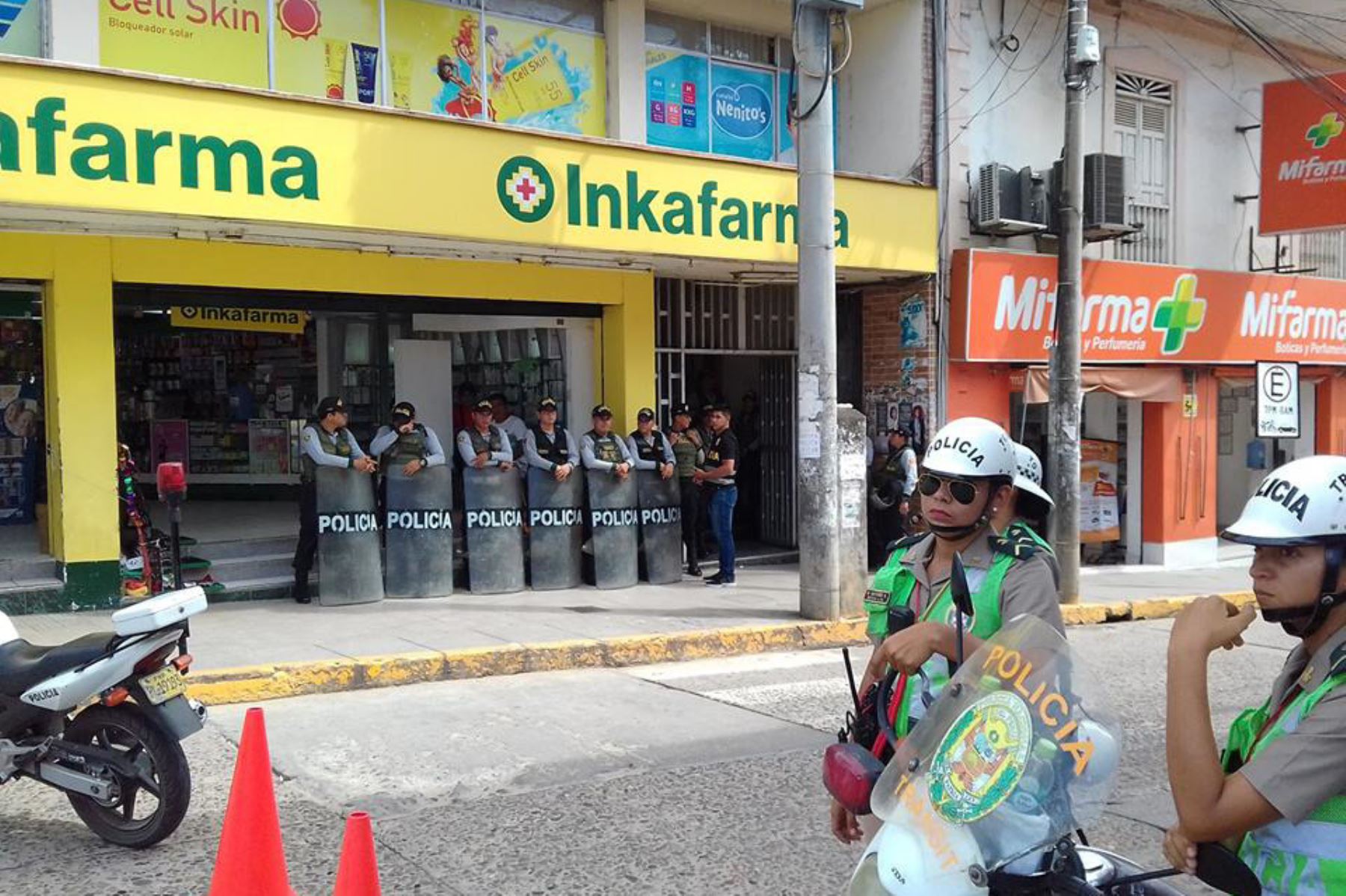 Más de 20 policías resguardaron ingreso y salida de la legisladora fujimorista Esther Saavedra a sede judicial en Tarapoto, adonde acudió para audiencia oral.