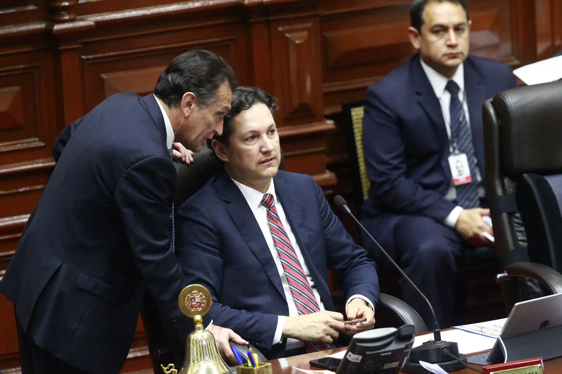 Congresista Hector Becerril y Daniel Salvaerry dialogan para su intervención  en el pleno del Congreso. Foto: ANDINA/Eddy Ramos