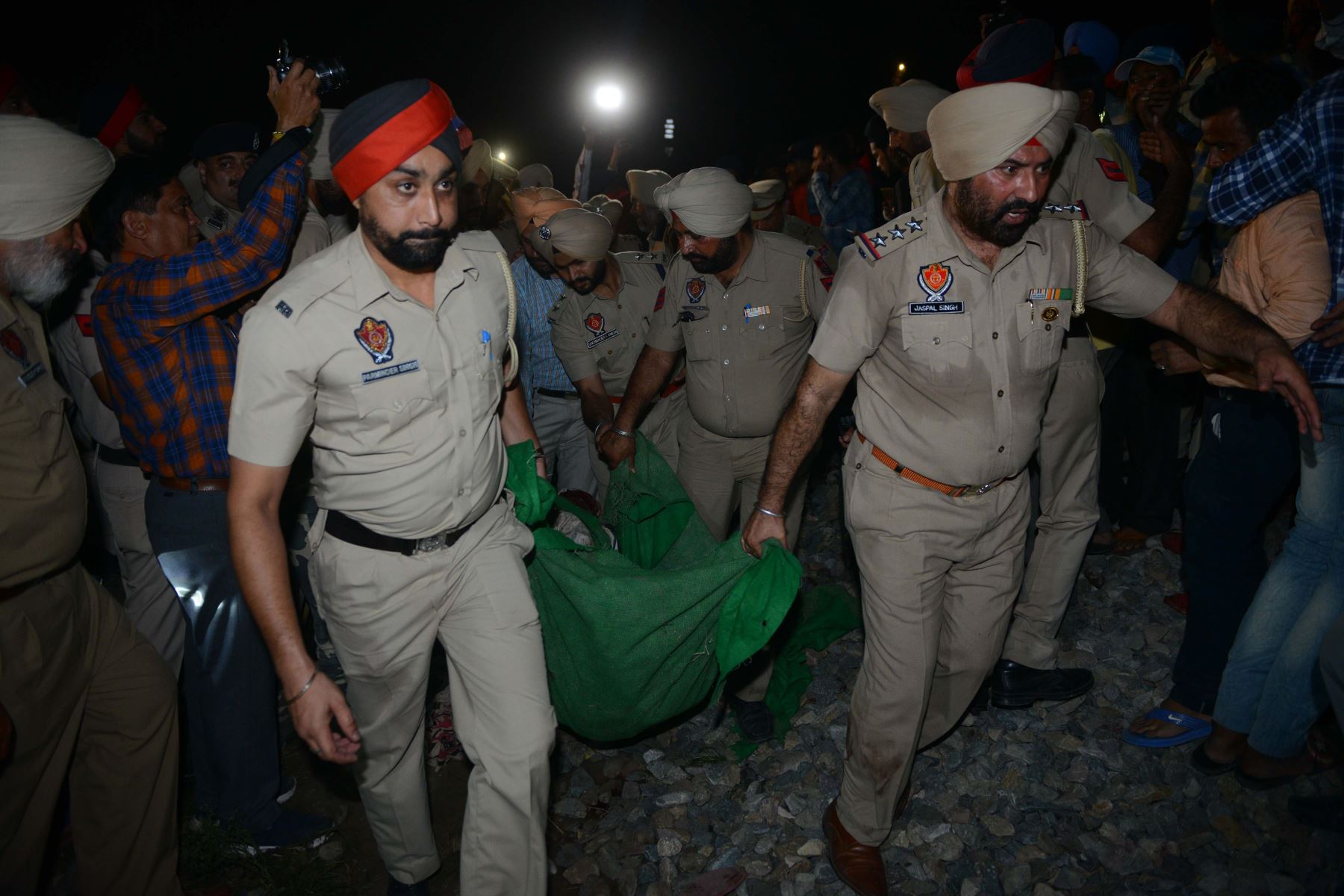 La Policía de Punjab de la India lleva el cuerpo de un celebrante que murió en un accidente de tren Foto: AFP