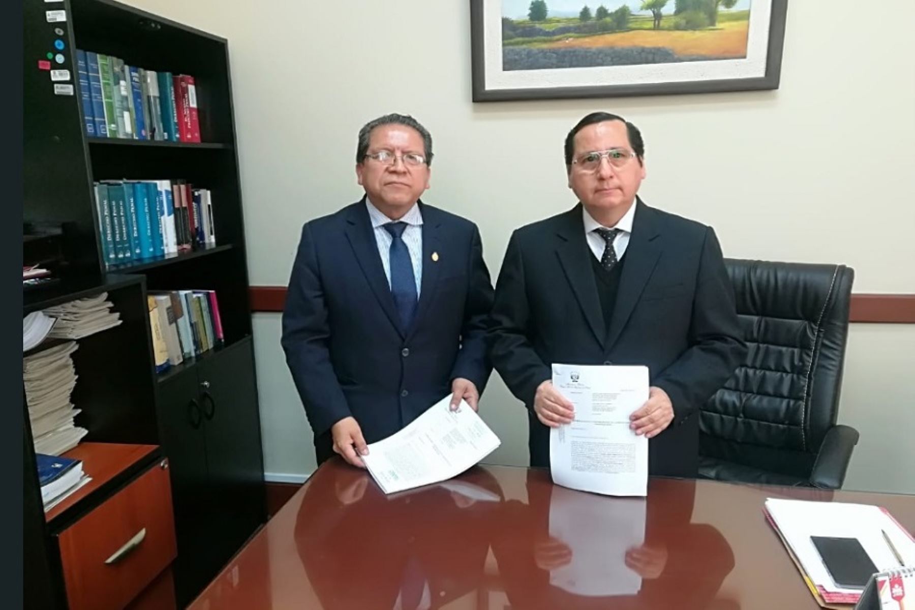 Fiscal supremo Pablo Sánchez entregó al juez Hugo Nuñez el expediente de la acusación constitucional contra César Hinostroza.