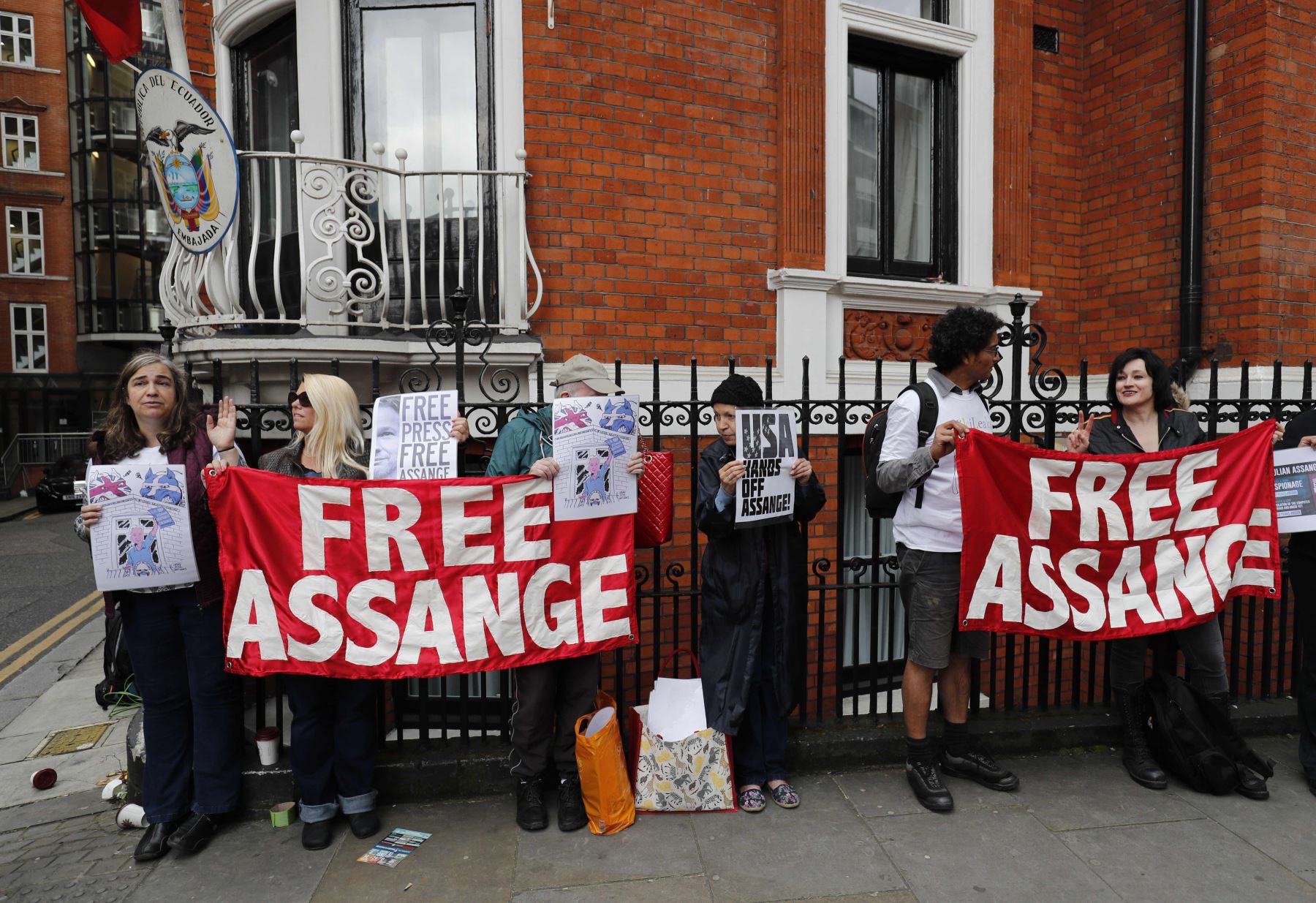 Manifestantes Pro-Assange llevan pancartas después de que Julian Assange se dirigiera a los medios desde la Embajada de Ecuador en Londres en mayo del 2017 Foto: AFP