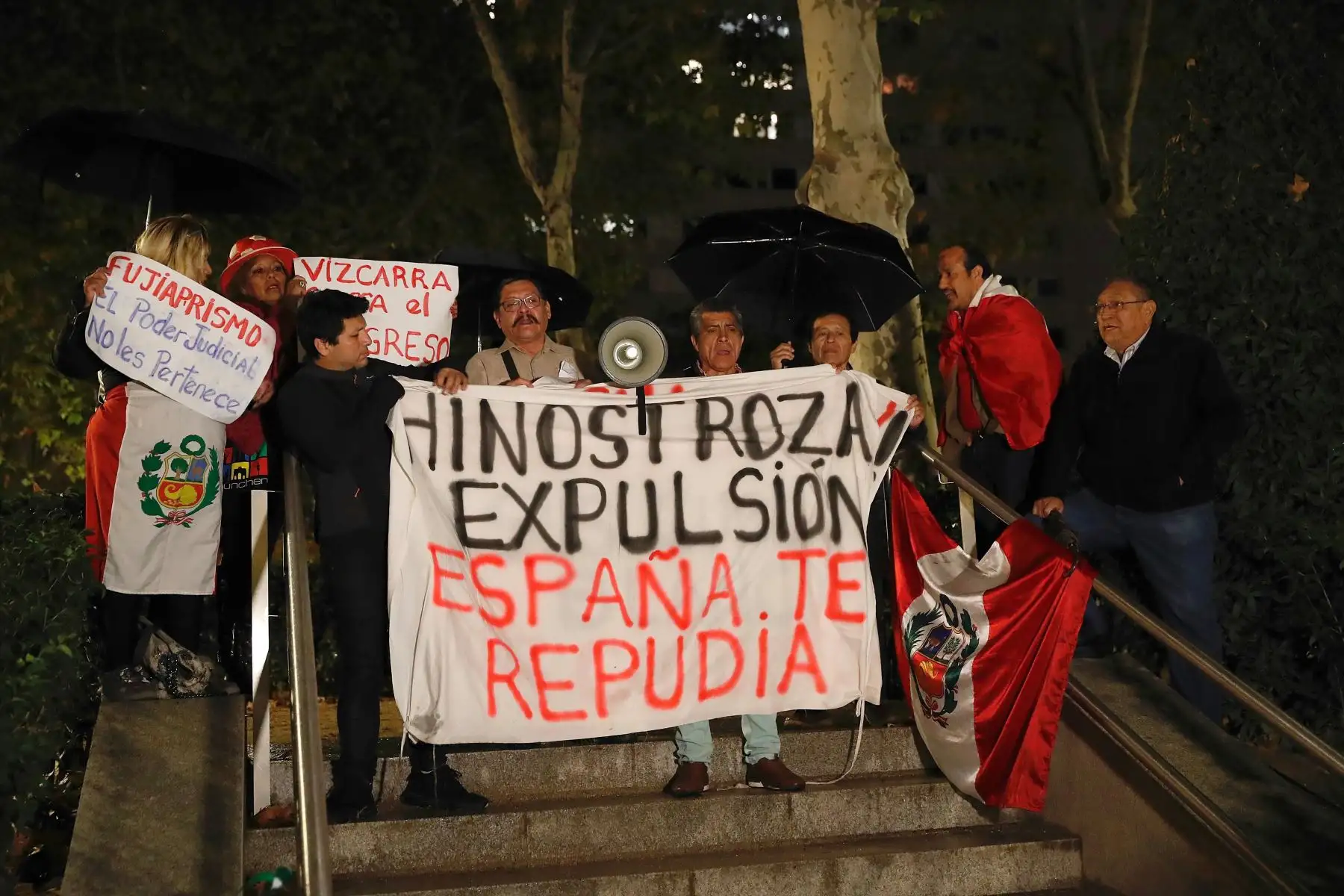 Varios peruanos muestran pancartas frente a la Audiencia Nacional donde hoy ha declarado el exjuez peruano César Hinostroza, detenido en España acusado de liderar una trama de corrupción en el seno de la judicatura de su país. La Audiencia Nacional es el tribunal competente en España para decidir sobre las entregas a otros países, y le preguntará si acepta o no su extradición a Perú. EFE