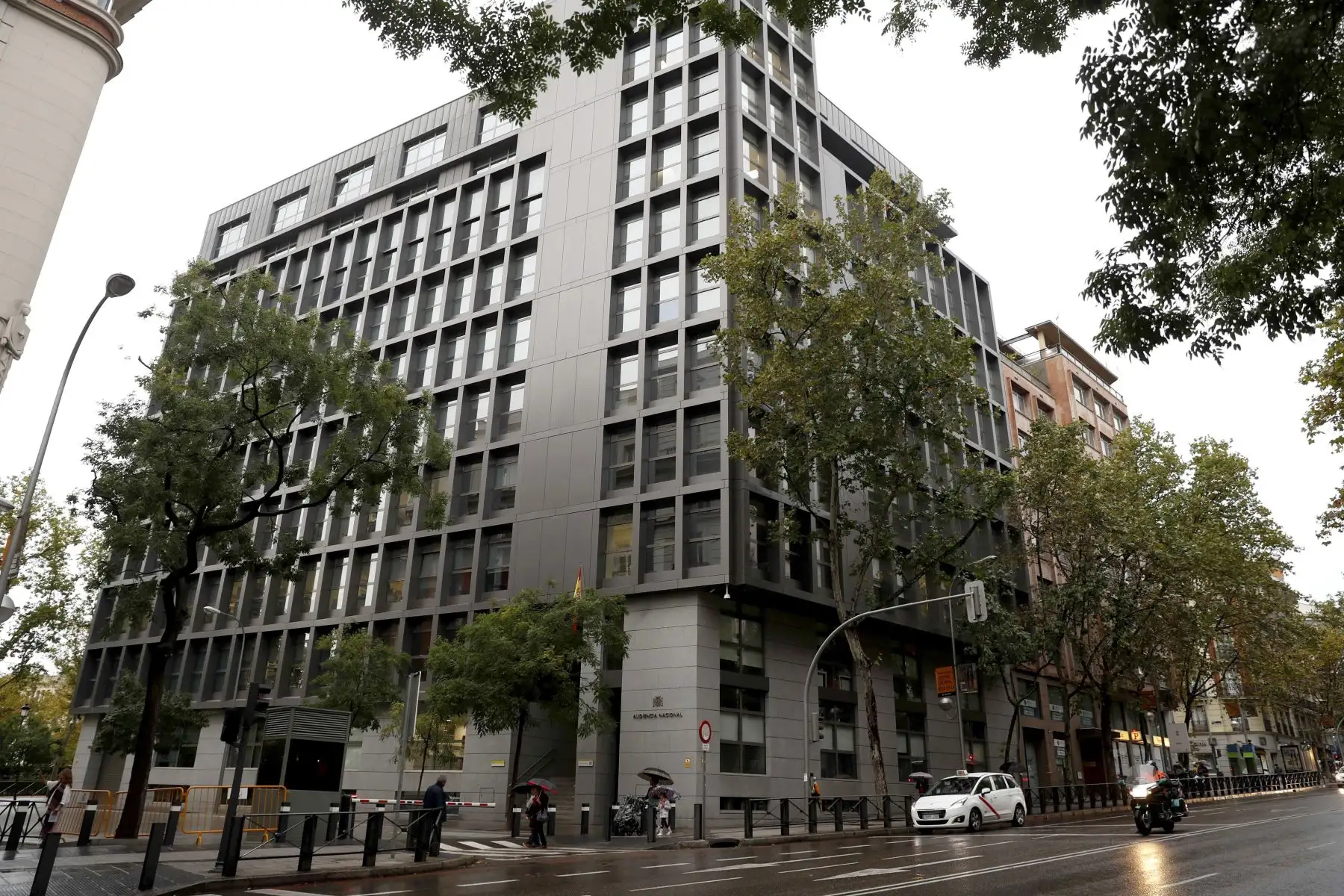 Vista del edificio de la Audiencia Nacional tomada hoy. El ex juez peruano César Hinostroza, detenido en España acusado de liderar una trama de corrupción en el seno de la judicatura de su paÌs, pasar· hoy mismo a disposición de la Audiencia Nacional, tribunal competente en España para decidir sobre las entregas a otros países, donde se le preguntar· si acepta o no su extradición a Perú. EFE