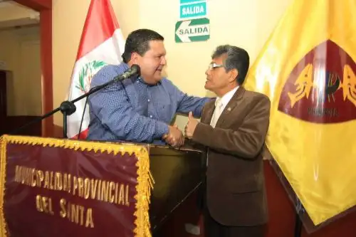 El electo alcalde de la Municipalidad Provincial del Santa, Roberto Briceño Franco, se reunió con el actual burgomaestre Humberto Ortiz Soto, para iniciar el proceso de transferencia de gestión, como lo estipula la ley.