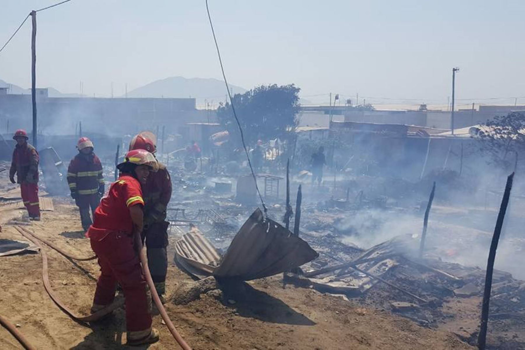 Incendio en el distrito de Nuevo Chimbote, provincia ancashina del Santa, redujo a cenizas 20 precarias viviendas.