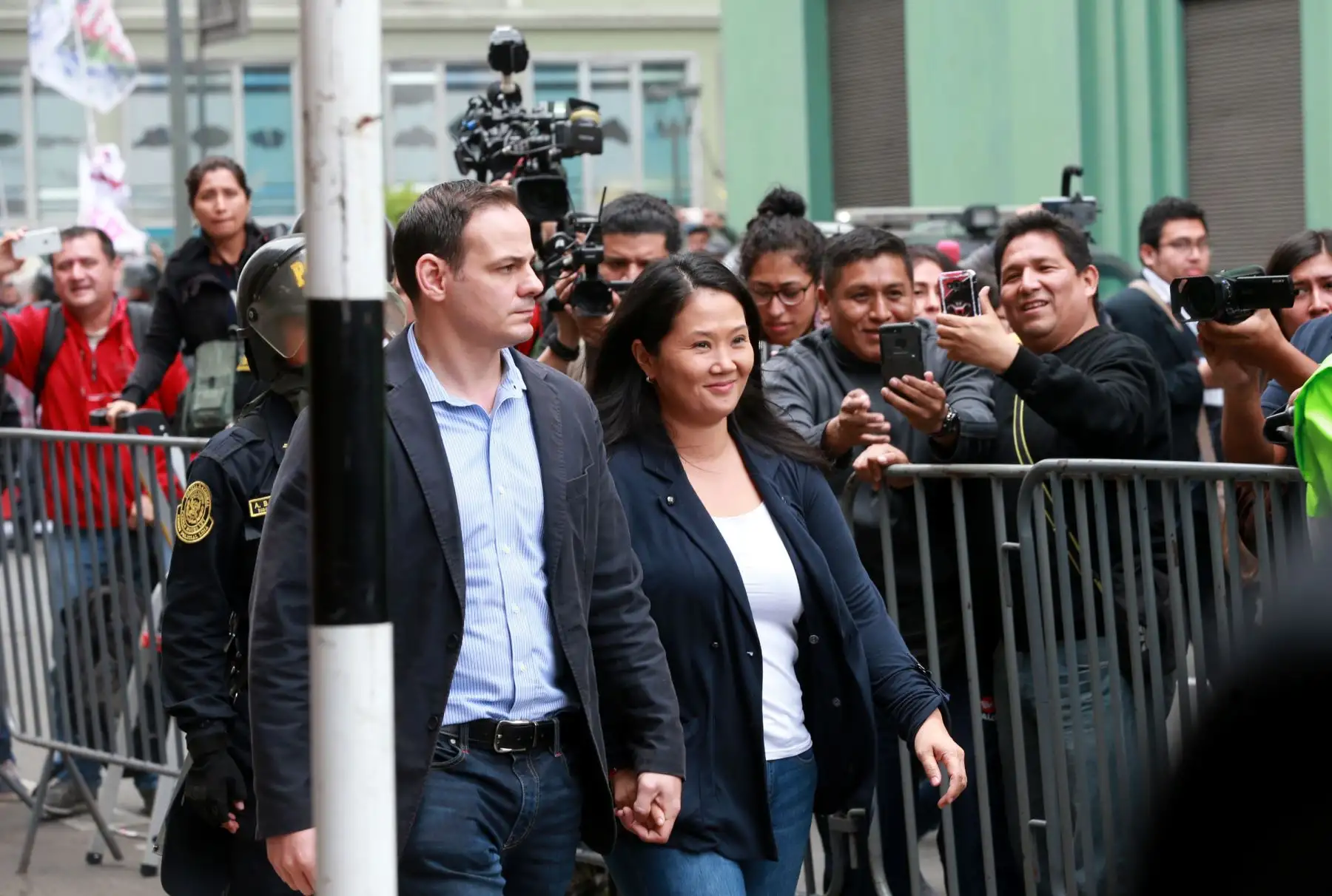 Keiko Fujimori se retira de la sala penal, tras la suspensión de la  audiencia que evalúa su prisión preventiva de 36 meses.Foto: ANDINA/Norman Córdova