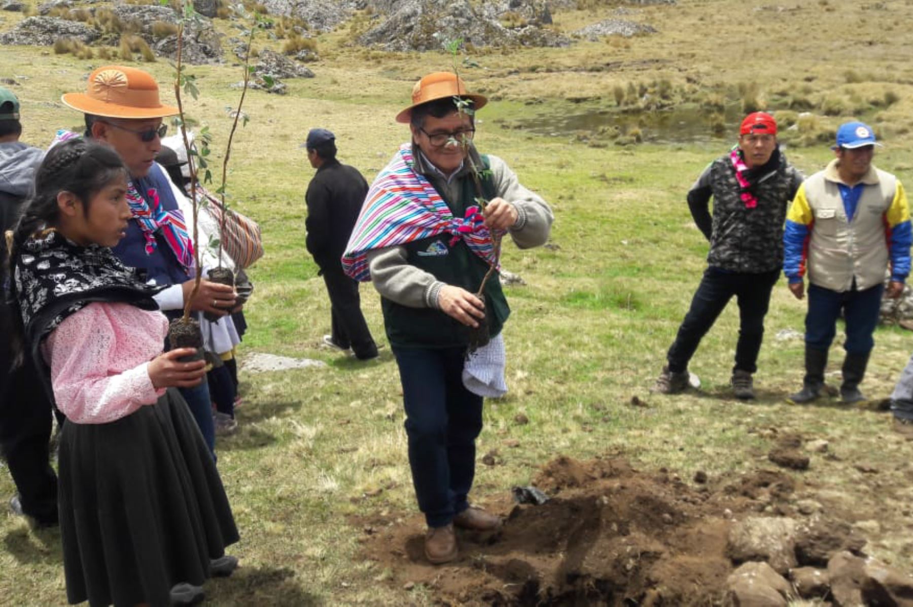 Pequeños productores agrarios de Pazos, región Huancavelica, participan activamente en la construcción de qochas y zanjas de infiltración que impulsa el programa Sierra Azul.