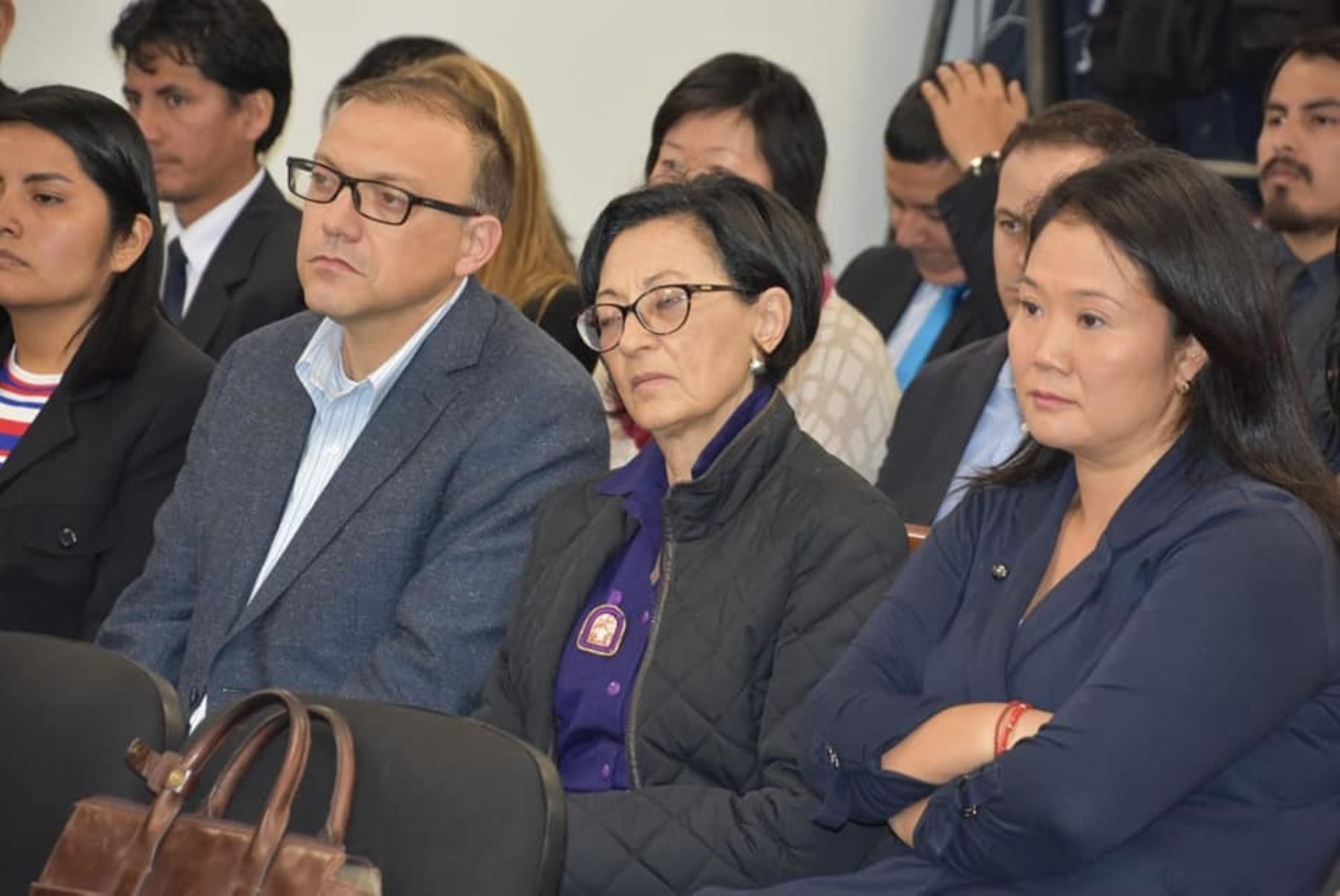 Keiko Fujimori y sus asesores, Pier Figari y Ana Herz, participan en la audiencia que verá la prisión preventiva por el caso cócteles.