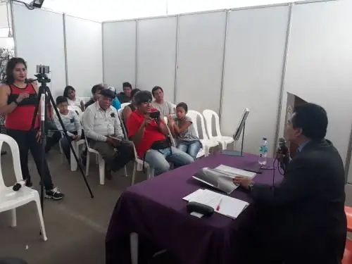 Periodista Félix Pax presentando el libro Francisco en el Perú en la feria de Chiclayo