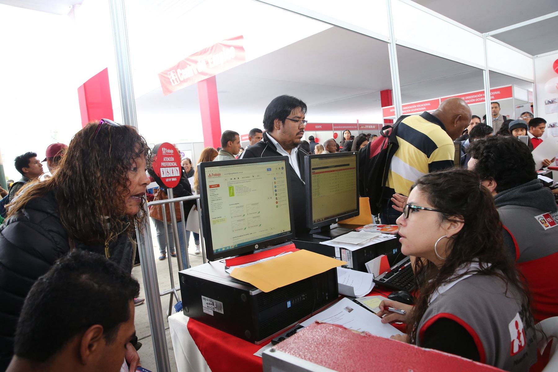 Jóvenes reciben información sobre el mercado laboral.Foto:  ANDINA/Difusión.