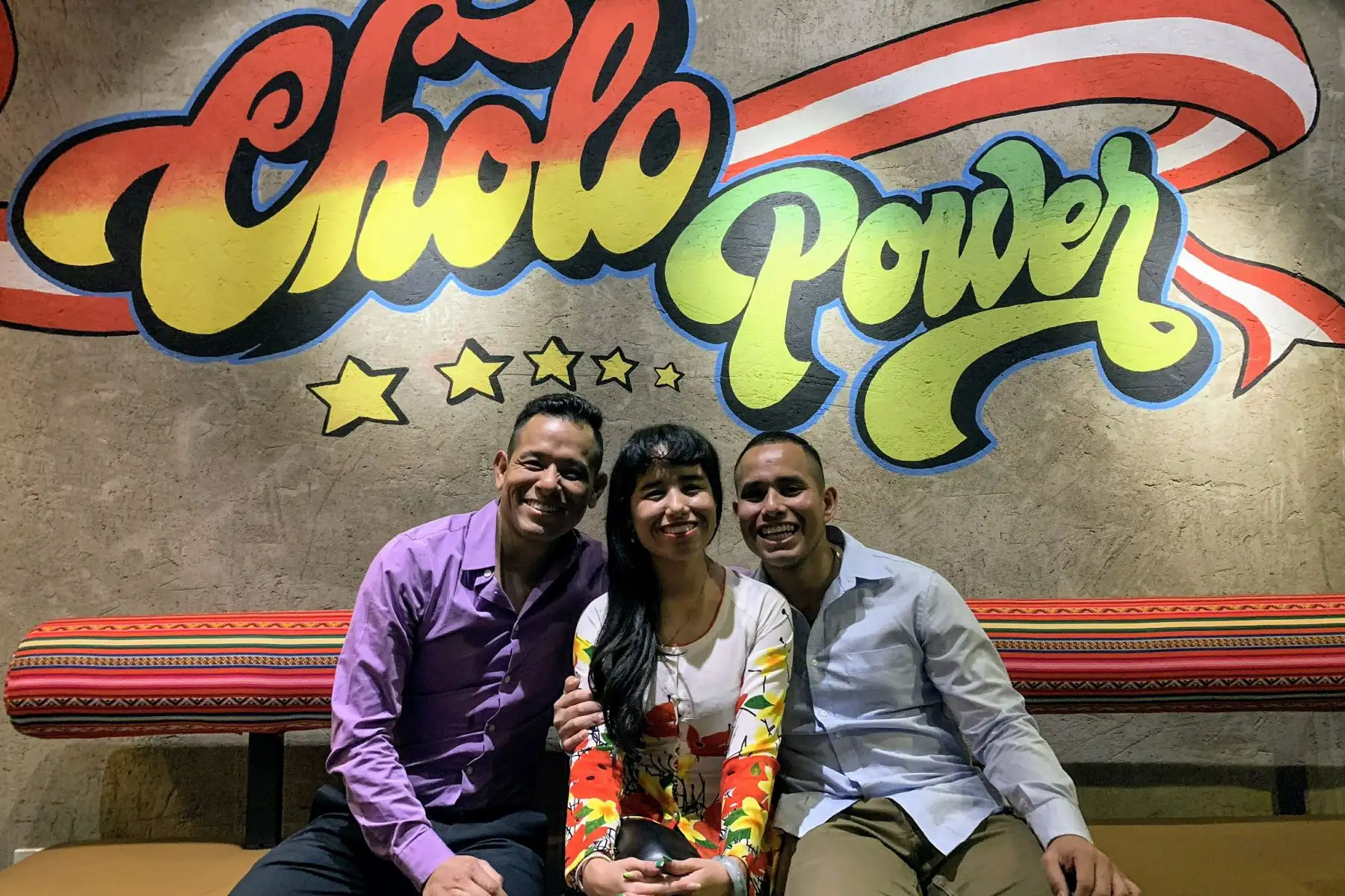 Los tres hermanos Chía: Juan Francisco, María Esther y Juan Carlos sueñan en grande y duermen poco. Uno de sus deseos se ha cumplido. PachaPapi, el único restaurante peruano en Beijing, abrió sus puertas y la acogida de los comensales es tan multicultural como el propio Perú. Foto: ANDINA/PachaPapi