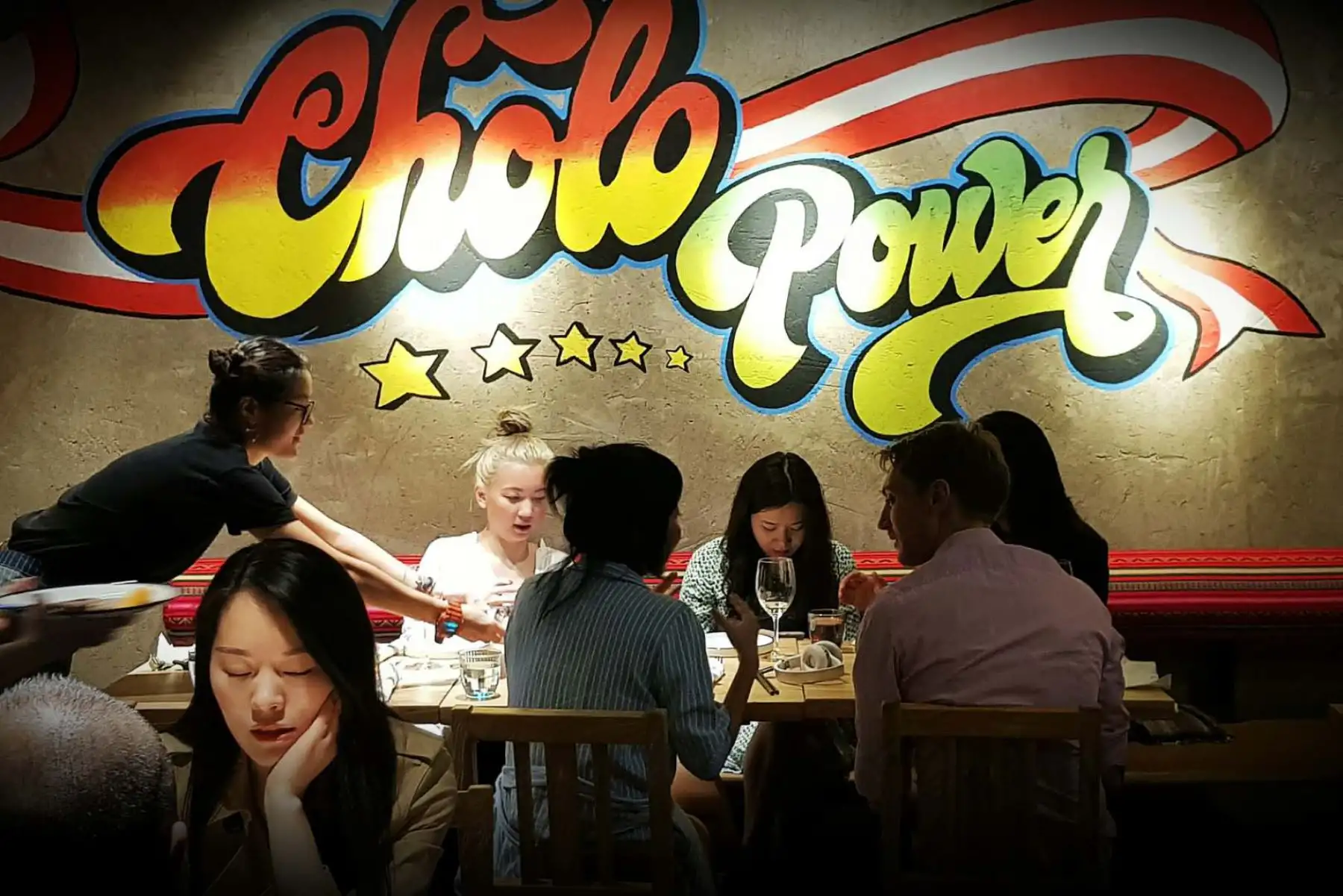 La decoración del local bajo el concepto de “cholo power” y la cultura chicha, que representa a la nueva clase emprendedora que contribuye al desarrollo del Perú, apuesta por impulsar la cultura e identidad peruana. Foto: ANDINA/PachaPapi
