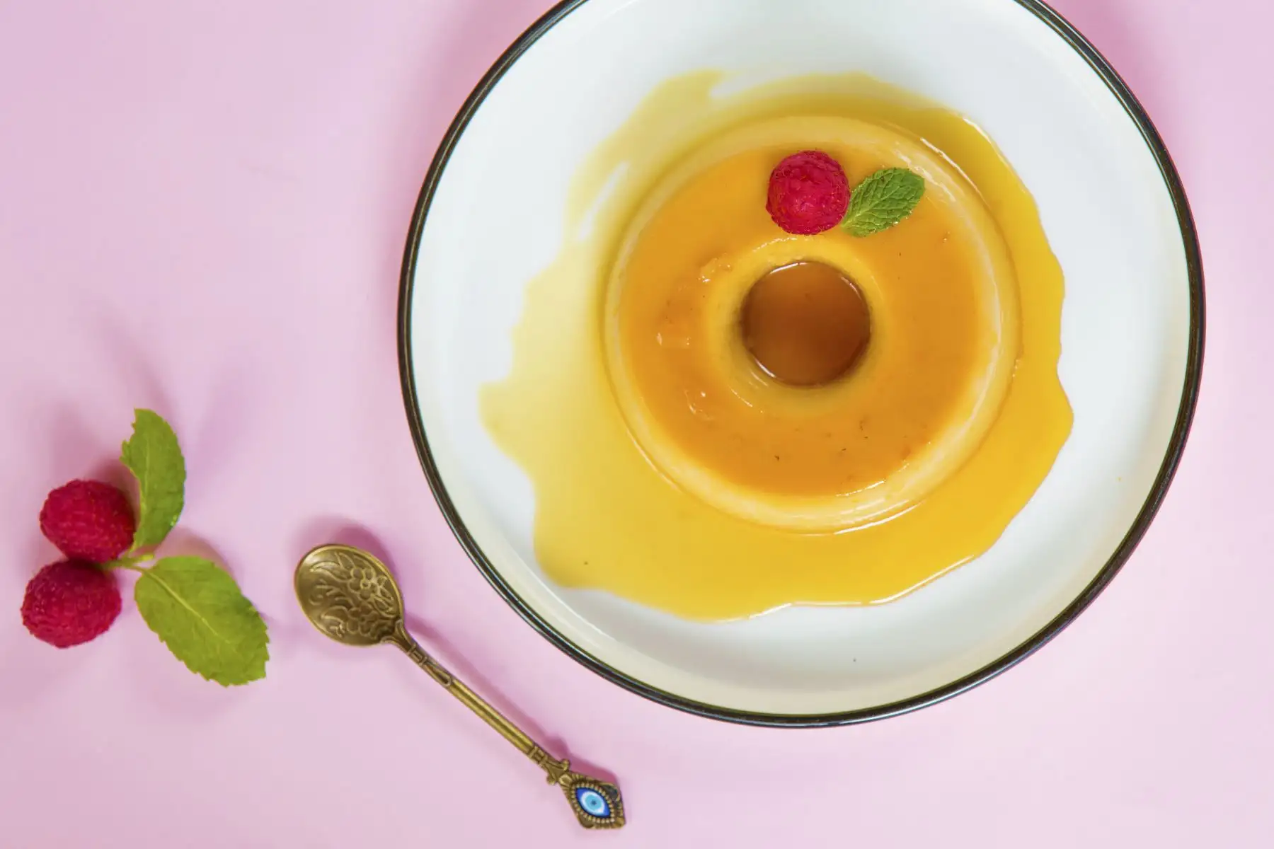 La leche volteada es una postre exquisito de la cocina peruana, se sirve en el restaurante peruano PachaPapi en Beijing. Foto: ANDINA/PachaPapi