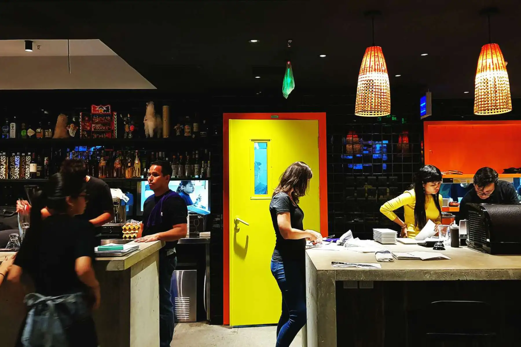Además del buen servicio gastronómico y el uso de productos netamente peruanos, los hermanos Chía conversan con los clientes, cuentan la historia de cada plato que se ofrece, pasan videos de diversos lugares turísticos peruanos, y muestran la mejor de la música peruana y latina. Foto: ANDINA/PachaPapi