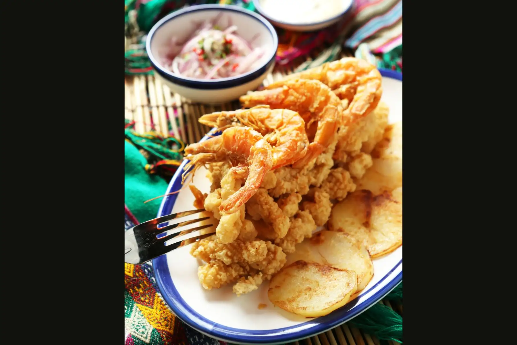 El Chicharrón mixto del mar es uno de los platos predilectos de las persona que concurren al restaurante peruano PachaPapi en Beijing. Foto: ANDINA/PachaPapi