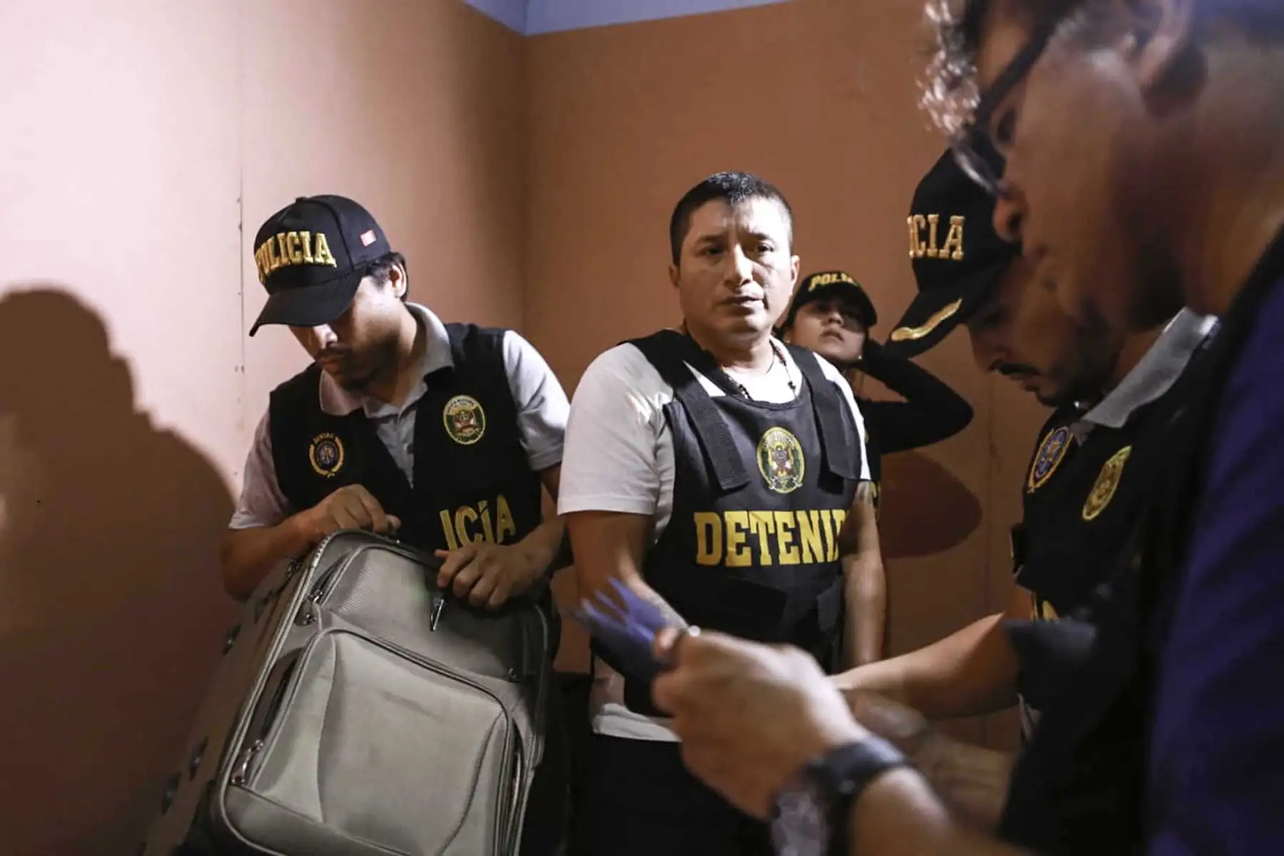 La Policía Nacional del Perú (PNP) y el Ministerio Público, con participación de la Marina de Guerra del Perú, detuvieron esta madrugada a 44 presuntos integrantes de la organización criminal Los Piratas de Puerto Pizarro, quienes estarían dedicados al homicidio, robo agravado y lesiones graves en Tumbes.Foto: ANDINA/Mininter