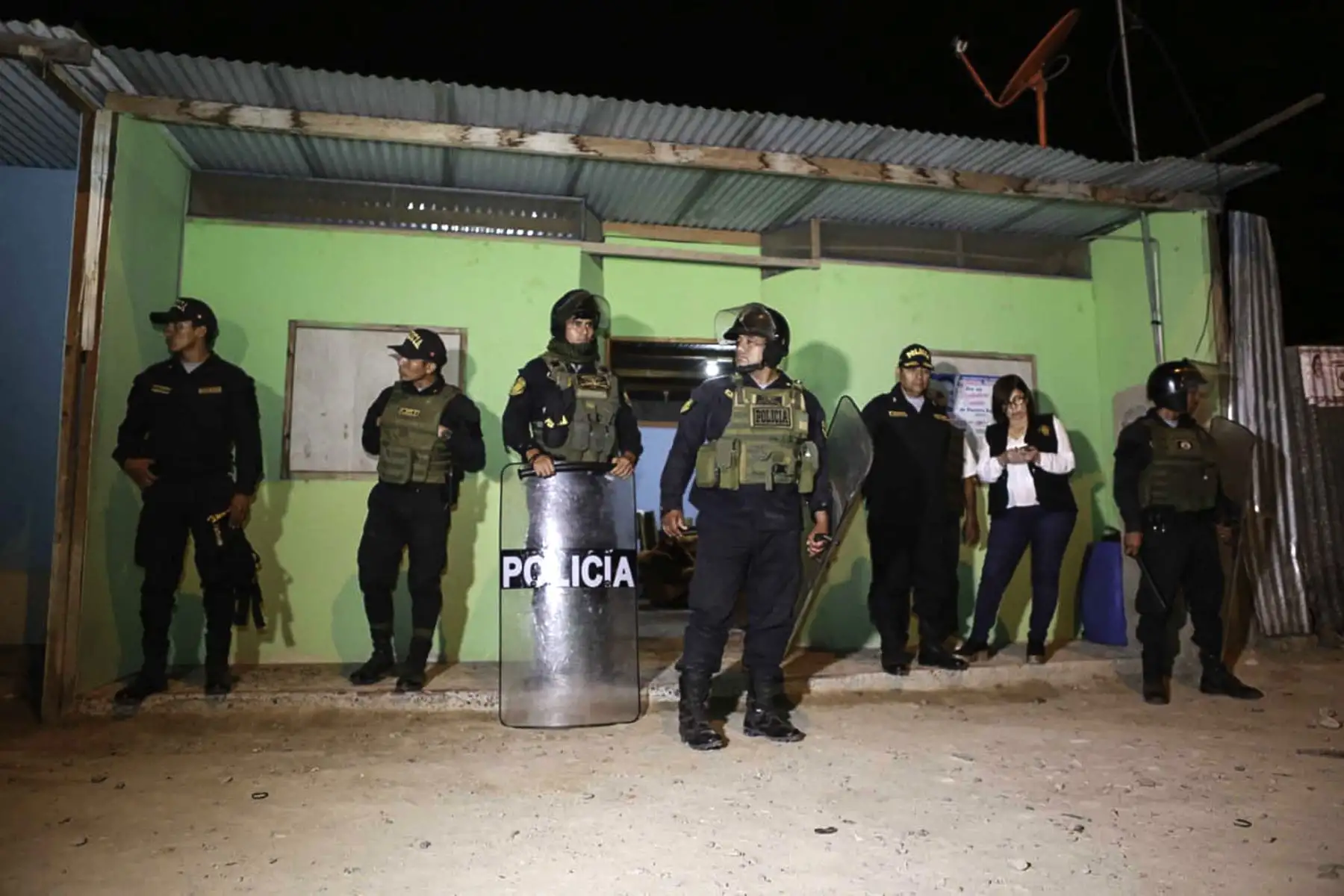 La Policía Nacional del Perú (PNP) y el Ministerio Público, con participación de la Marina de Guerra del Perú, detuvieron esta madrugada a 44 presuntos integrantes de la organización criminal Los Piratas de Puerto Pizarro, quienes estarían dedicados al homicidio, robo agravado y lesiones graves en Tumbes.Foto: ANDINA/Mininter