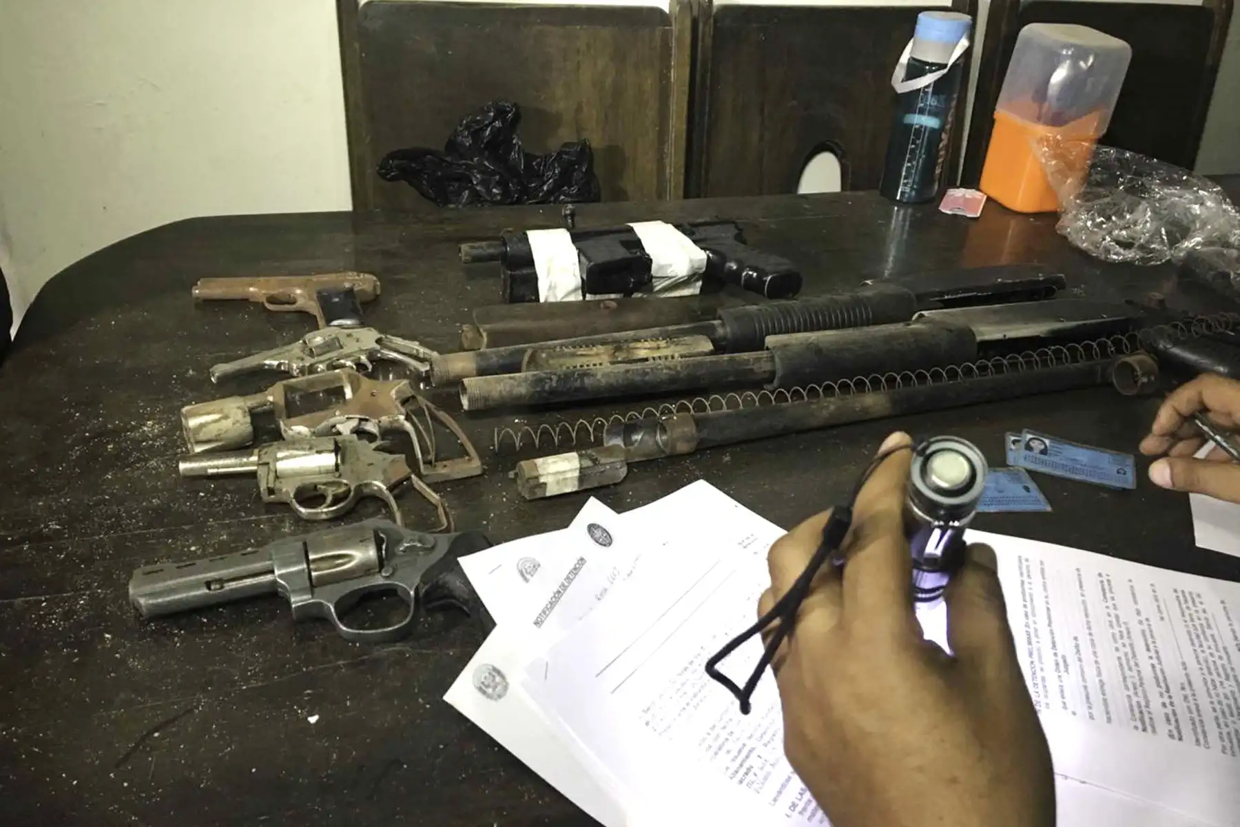 La Policía Nacional del Perú (PNP) y el Ministerio Público, con participación de la Marina de Guerra del Perú, detuvieron esta madrugada a 44 presuntos integrantes de la organización criminal Los Piratas de Puerto Pizarro, quienes estarían dedicados al homicidio, robo agravado y lesiones graves en Tumbes.Foto: ANDINA/Mininter