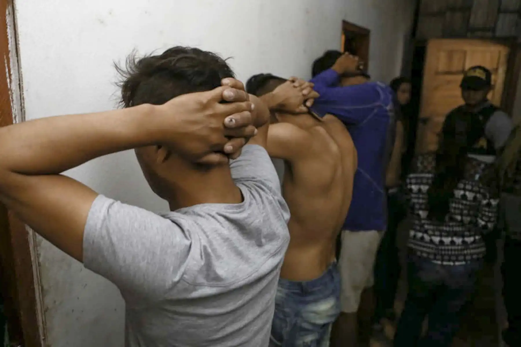 La Policía Nacional del Perú (PNP) y el Ministerio Público, con participación de la Marina de Guerra del Perú, detuvieron esta madrugada a 44 presuntos integrantes de la organización criminal Los Piratas de Puerto Pizarro, quienes estarían dedicados al homicidio, robo agravado y lesiones graves en Tumbes.Foto: ANDINA/Mininter