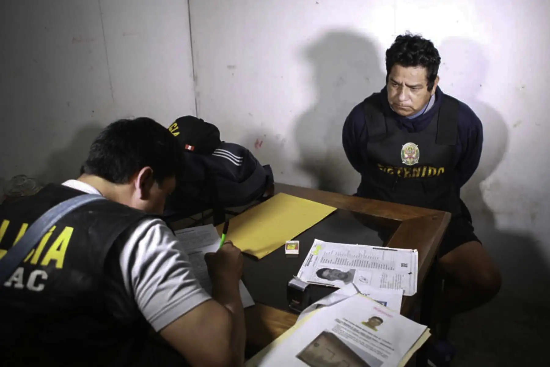 La Policía Nacional del Perú (PNP) y el Ministerio Público, con participación de la Marina de Guerra del Perú, detuvieron esta madrugada a 44 presuntos integrantes de la organización criminal Los Piratas de Puerto Pizarro, quienes estarían dedicados al homicidio, robo agravado y lesiones graves en Tumbes.Foto: ANDINA/Mininter