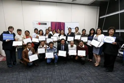 Mincetur y Sineace certifican a 24 artesanos como expertos en diseño textil.