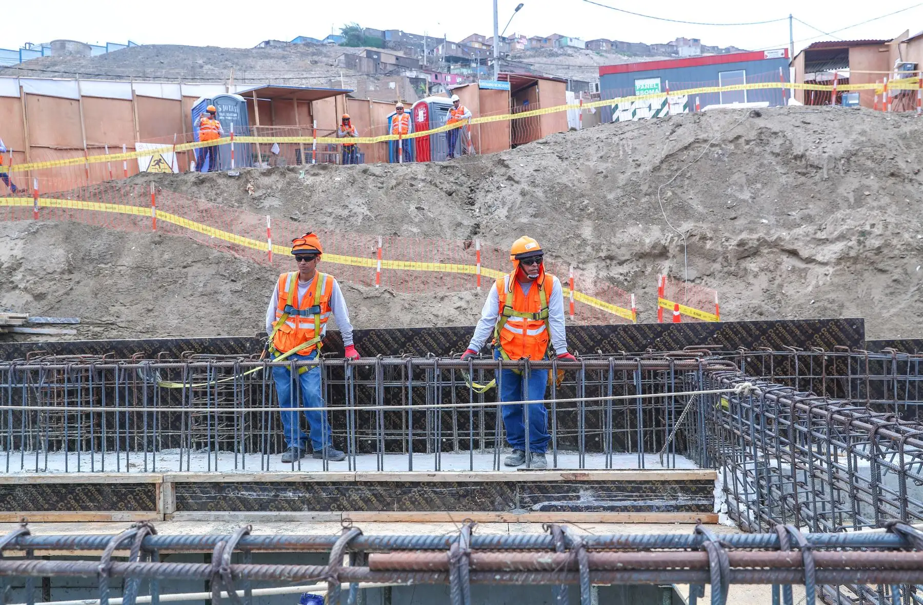 El Ministro de Energía y Minas Francisco Ísmodes, participa en el inicio de obra de la futura Estación de Regulación de Presión que permitirá llevar Gas Natural a 23 mil familias de los distritos Mi Perú y Ventanilla.Foto: ANDINA/Minem