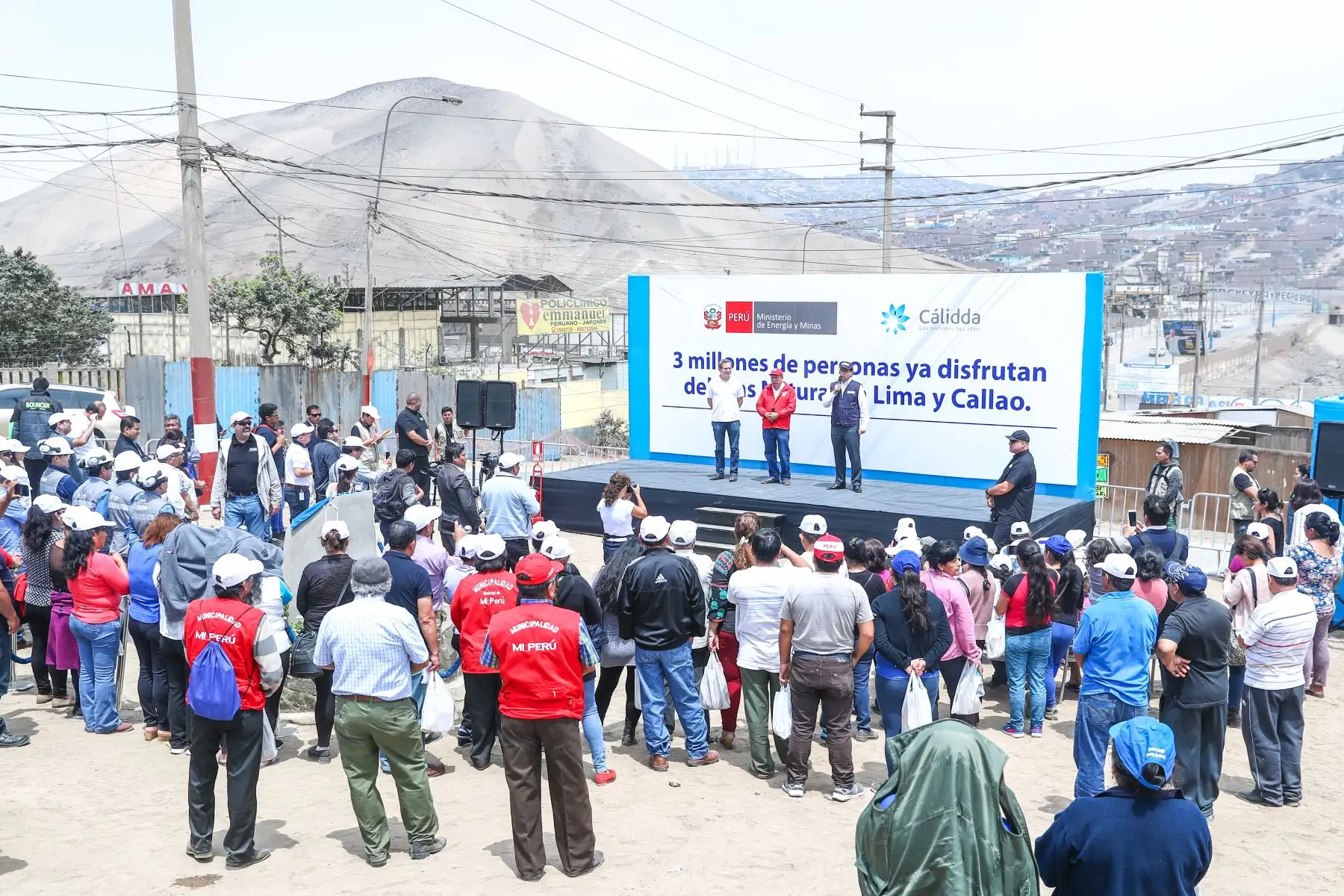 El Ministro de Energía y Minas Francisco Ísmodes, participa en el inicio de obra de la futura Estación de Regulación de Presión que permitirá llevar Gas Natural a 23 mil familias de los distritos Mi Perú y Ventanilla.Foto: ANDINA/Minem