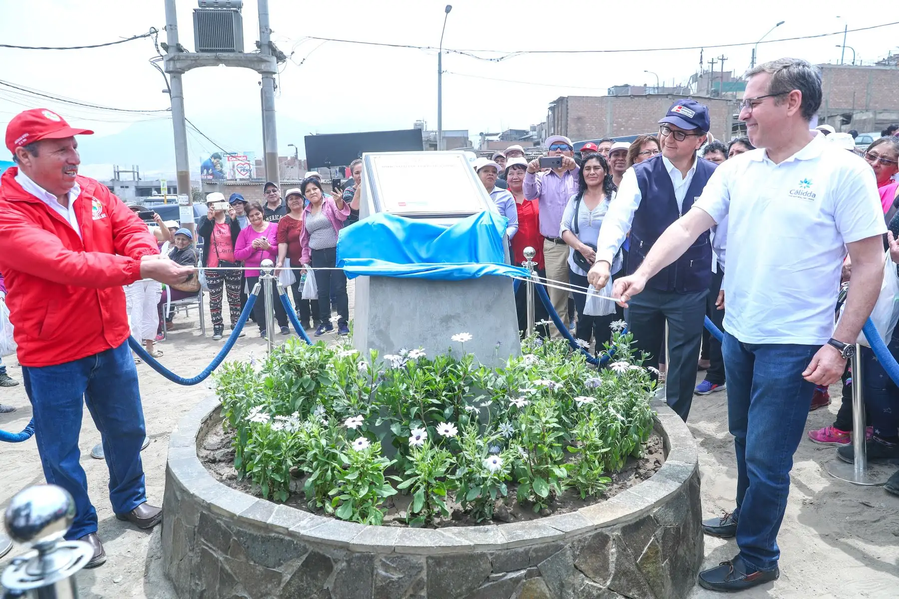 El Ministro de Energía y Minas Francisco Ísmodes, participa en el inicio de obra de la futura Estación de Regulación de Presión que permitirá llevar Gas Natural a 23 mil familias de los distritos Mi Perú y Ventanilla.Foto: ANDINA/Minem