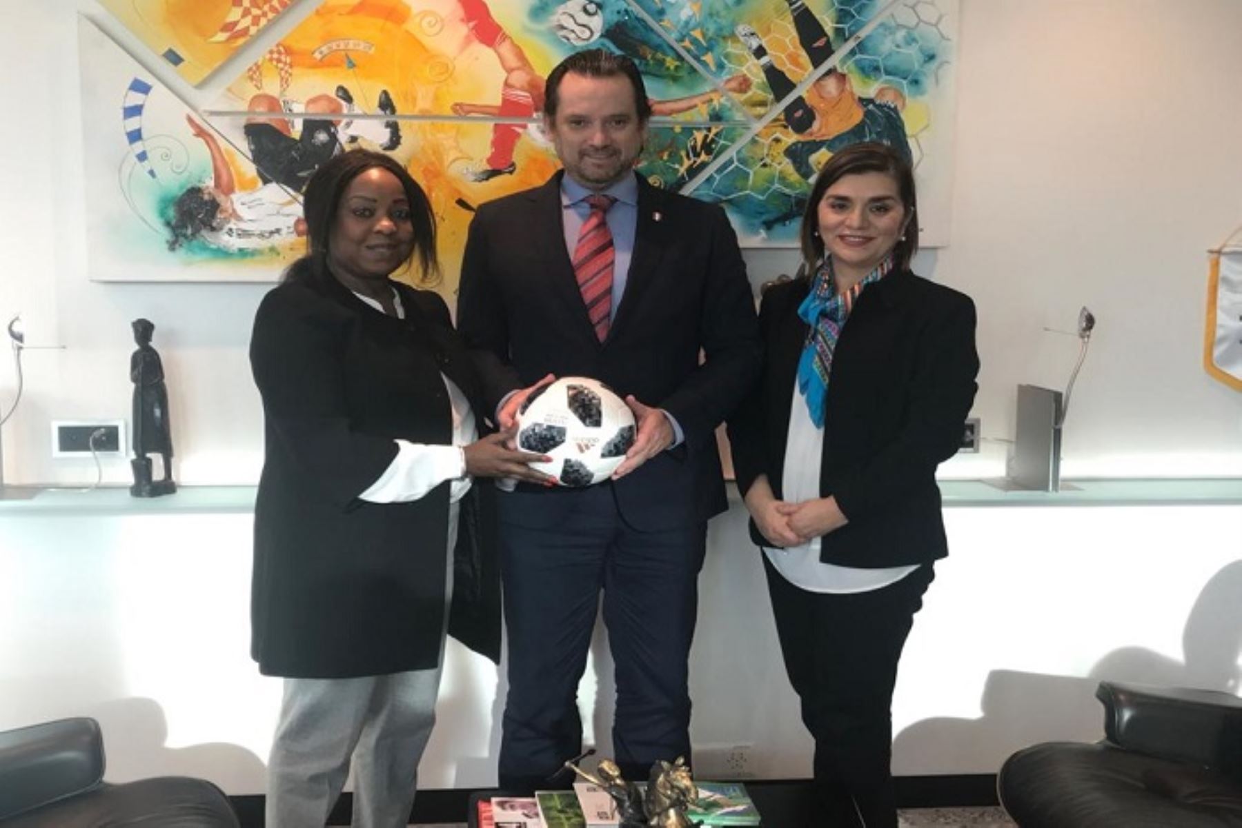 El secretario general de la Federación Peruana de Fútbol (FPF), Juan Matute, se reunió en Zurich con la secretaria general de la FIFA, Fatma Samoura, y la presidenta del Comité Organizador Local del Mundial Sub-17 Perú 2019, Mara Seminario, con el objetivo de confirmar la realización del certamen en el Perú.