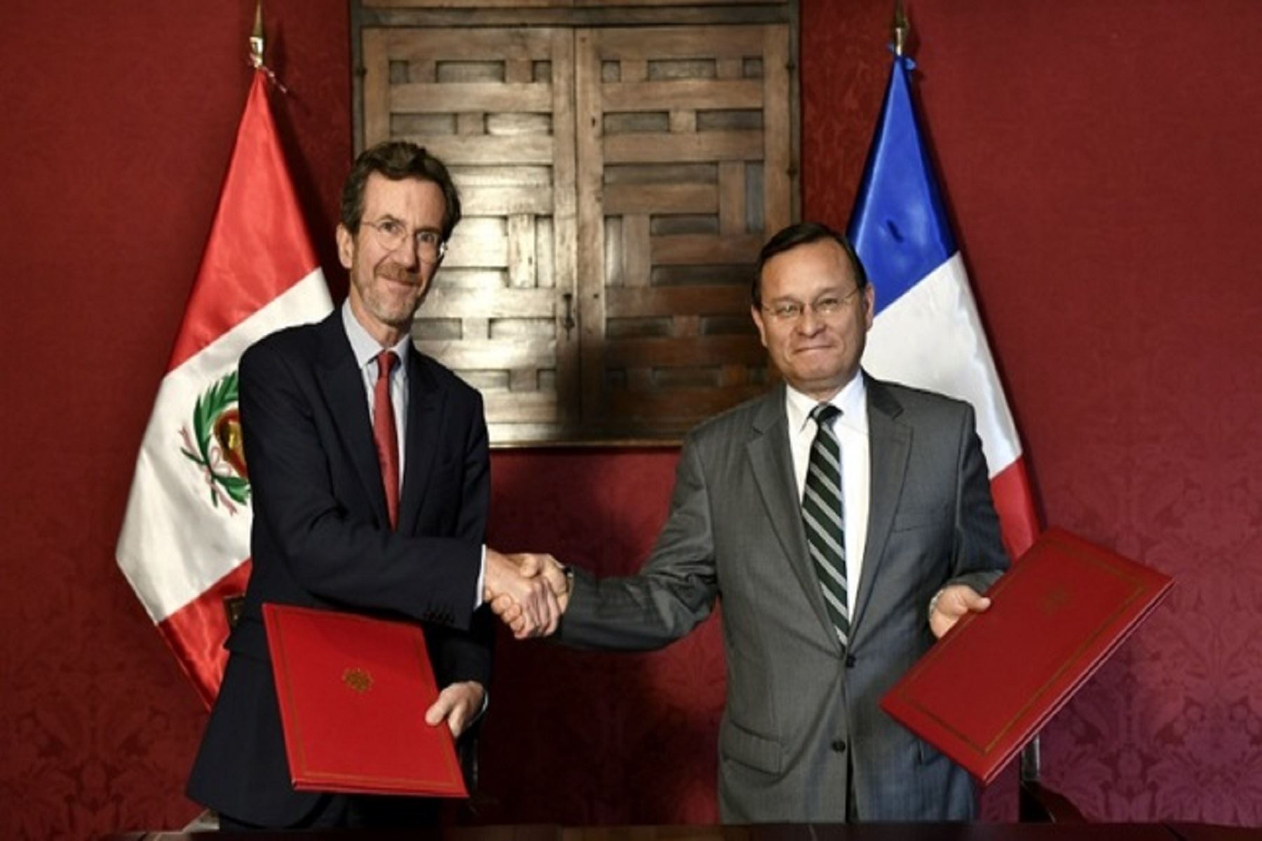 El ministro de Relaciones Exteriores del Perú, Néstor Popolizio, y el Embajador de Francia en el Perú, Antoine Grassin, suscribieron Acuerdo para el establecimiento del Programa “Vacaciones y Trabajo”. Foto: Cancillería